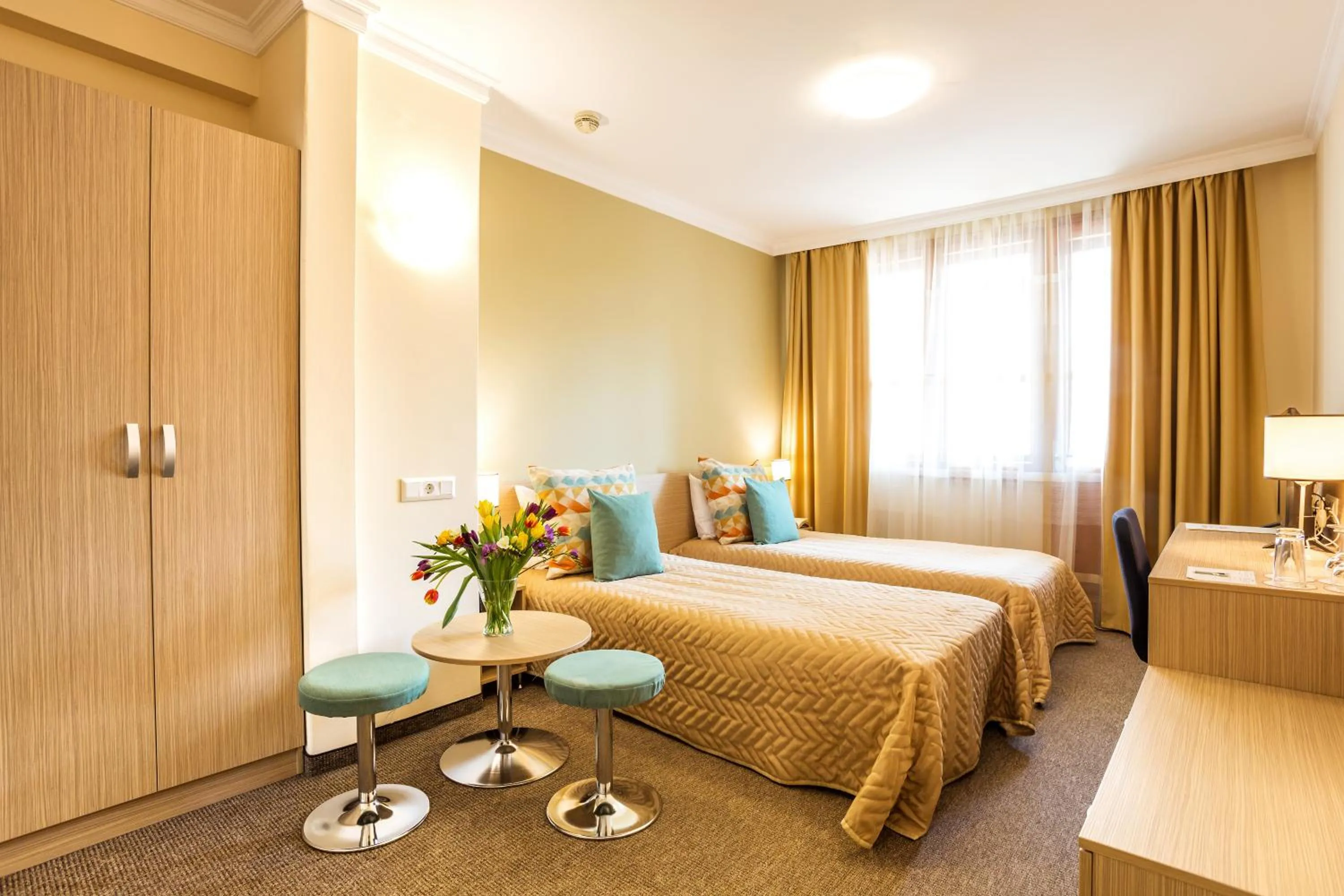 Photo of the whole room, Bed in Geneva Hotel