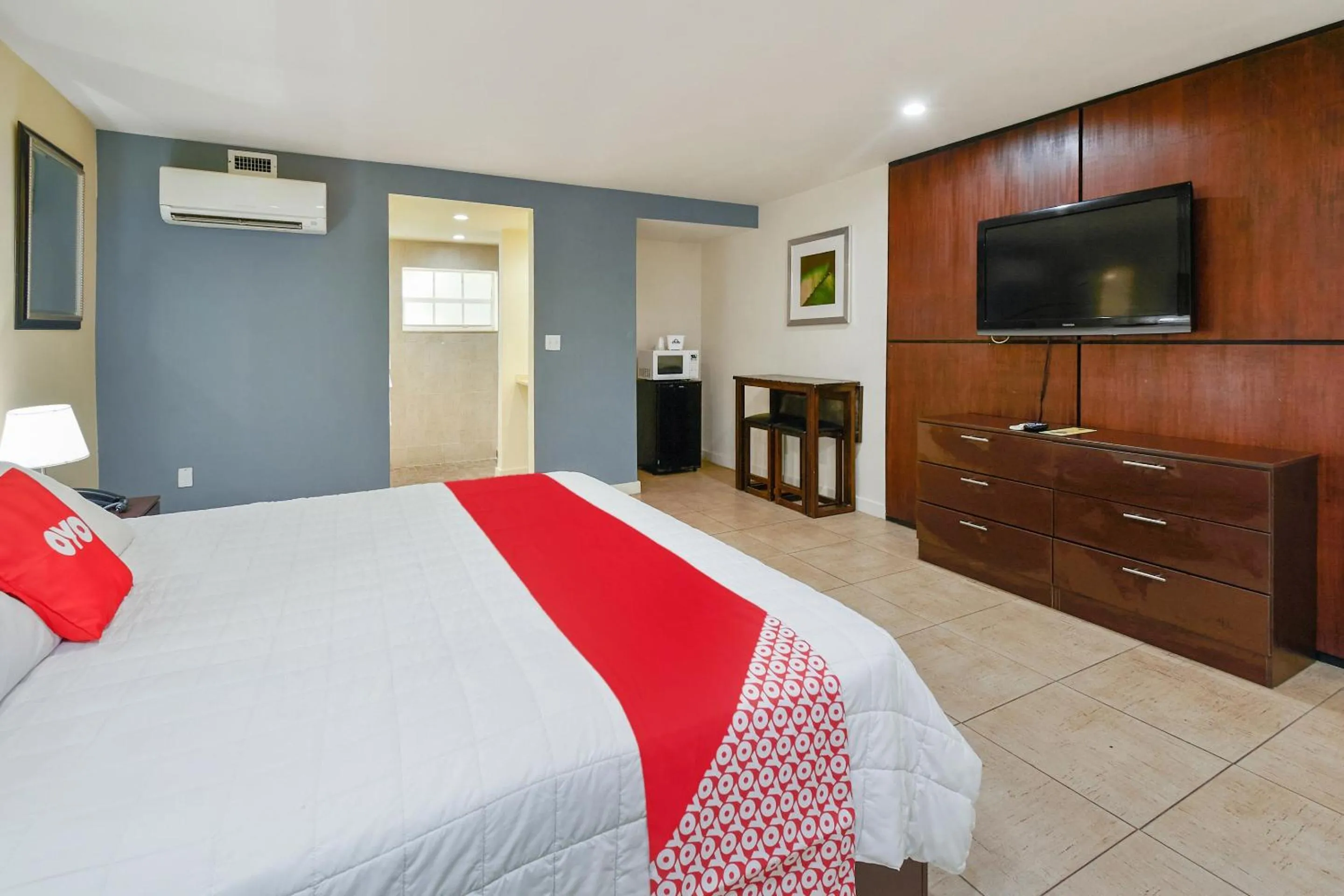Bedroom, Bed in OYO Hotel Coral Gables - Miami Airport