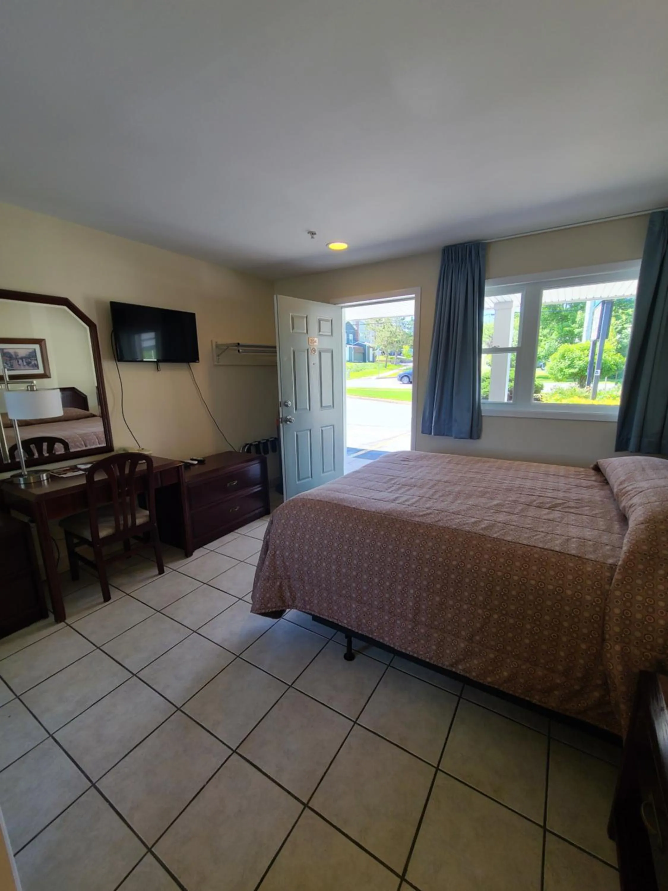 Photo of the whole room, Bed in Stardust Motel - Timberlea