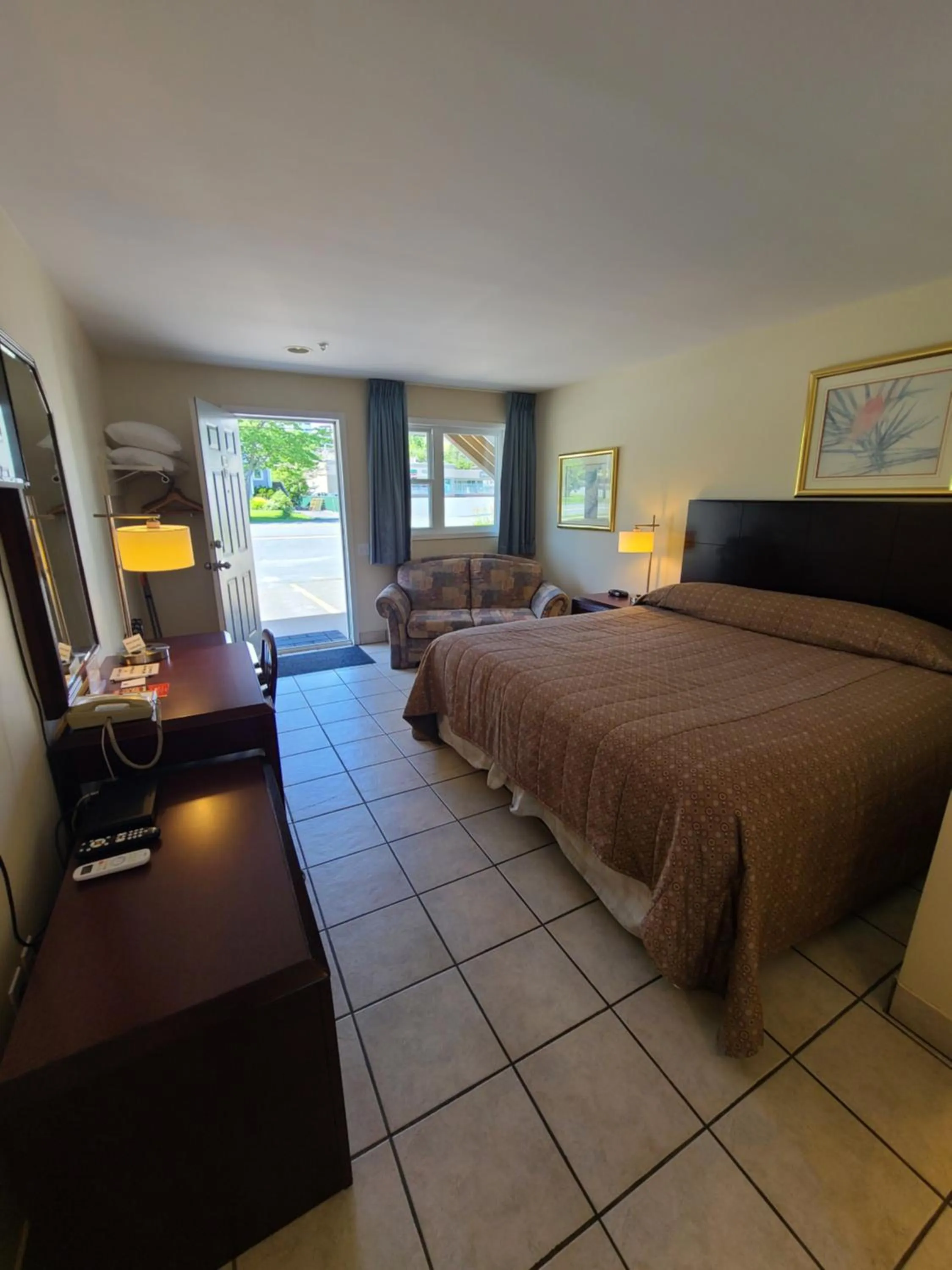 Photo of the whole room, Bed in Stardust Motel - Timberlea