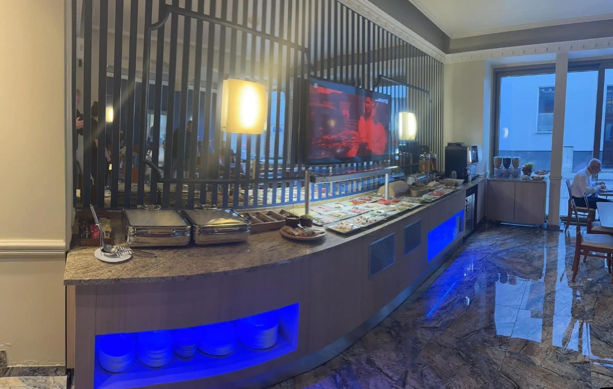 Restaurant/places to eat in Hotel Royal