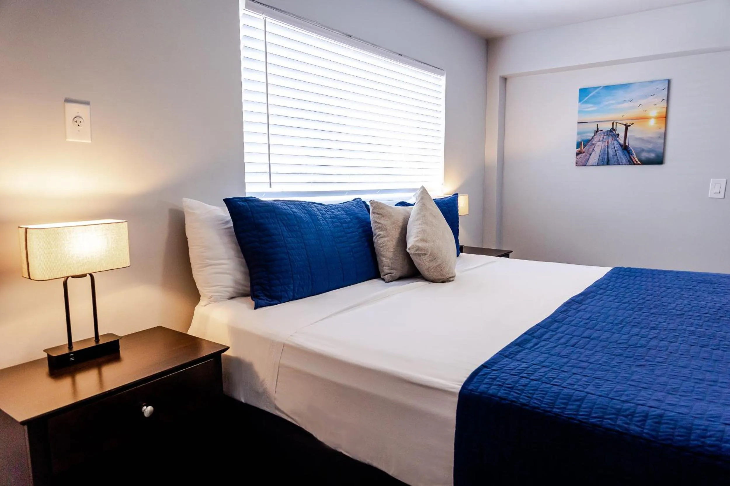 Photo of the whole room, Bed in Up Midtown