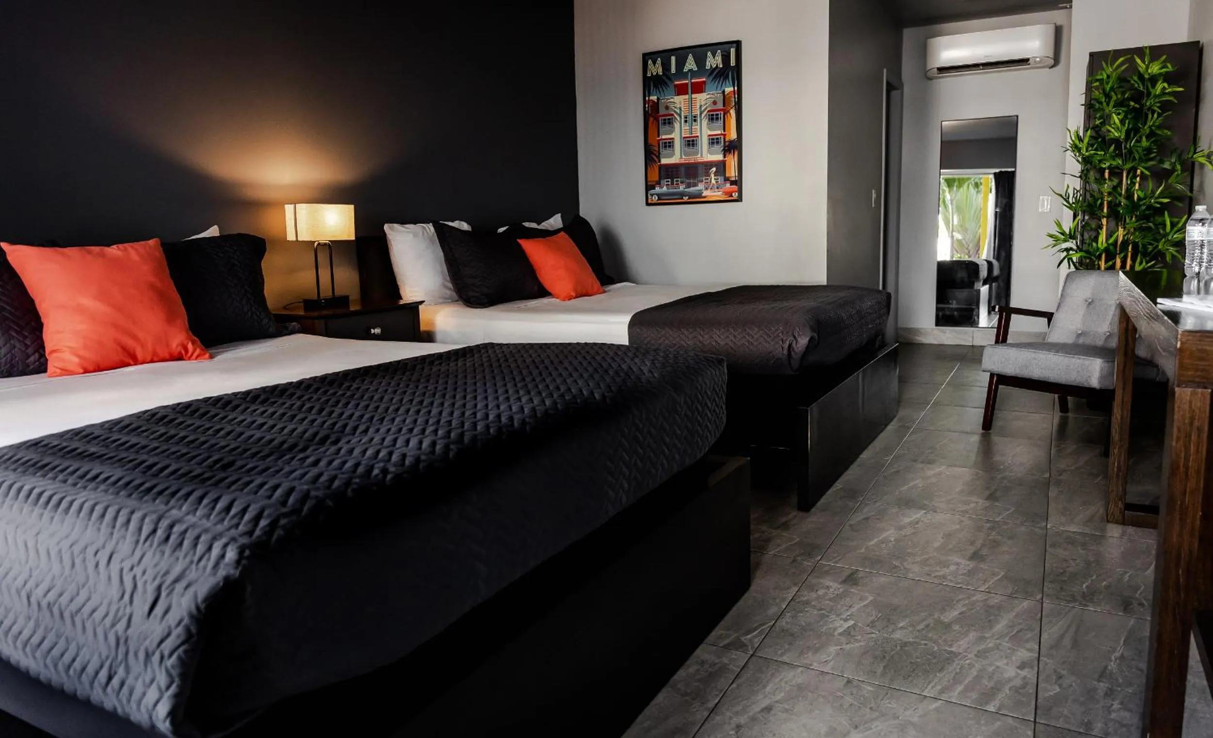 Photo of the whole room, Bed in Up Midtown