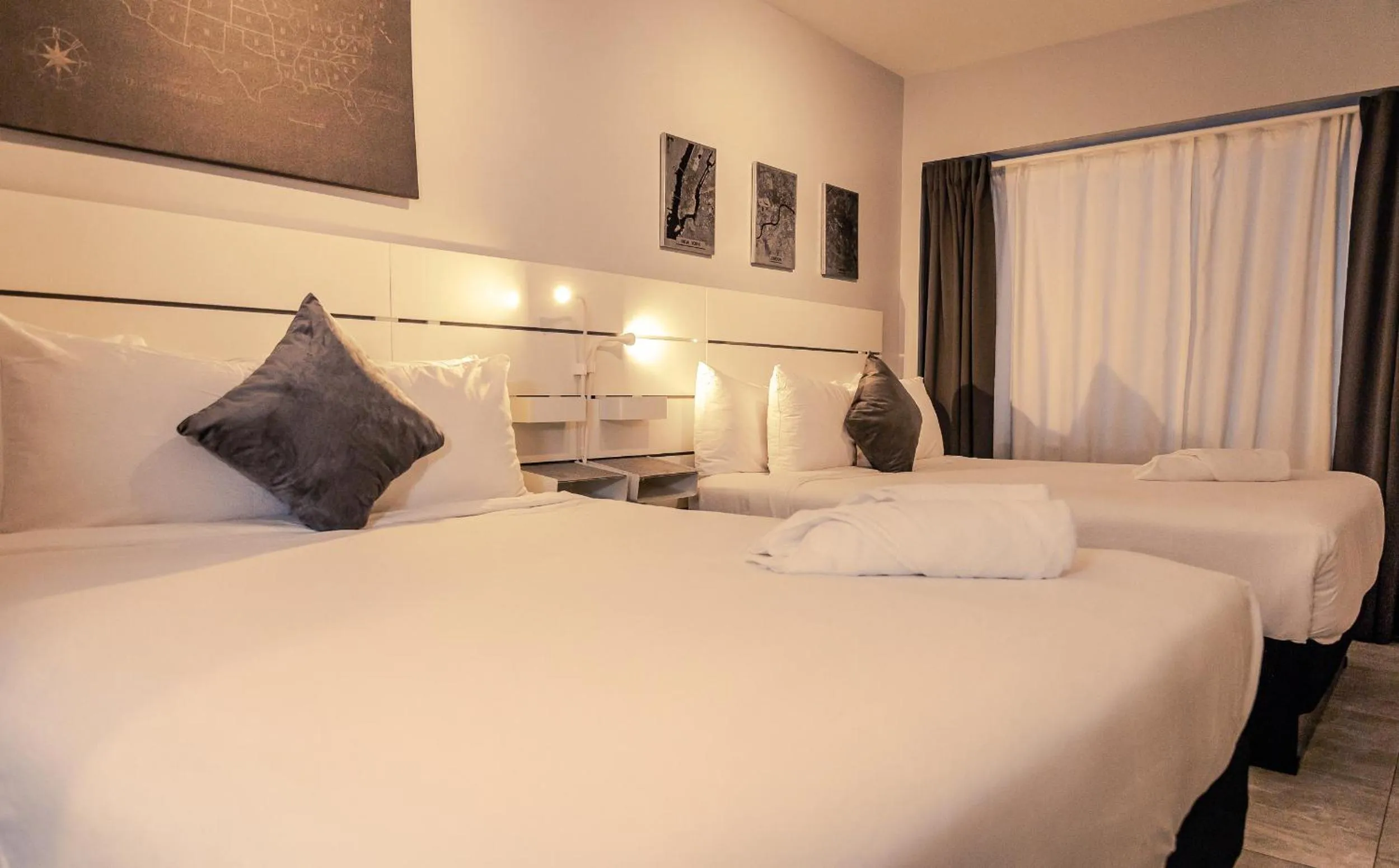 Photo of the whole room, Bed in Up Midtown