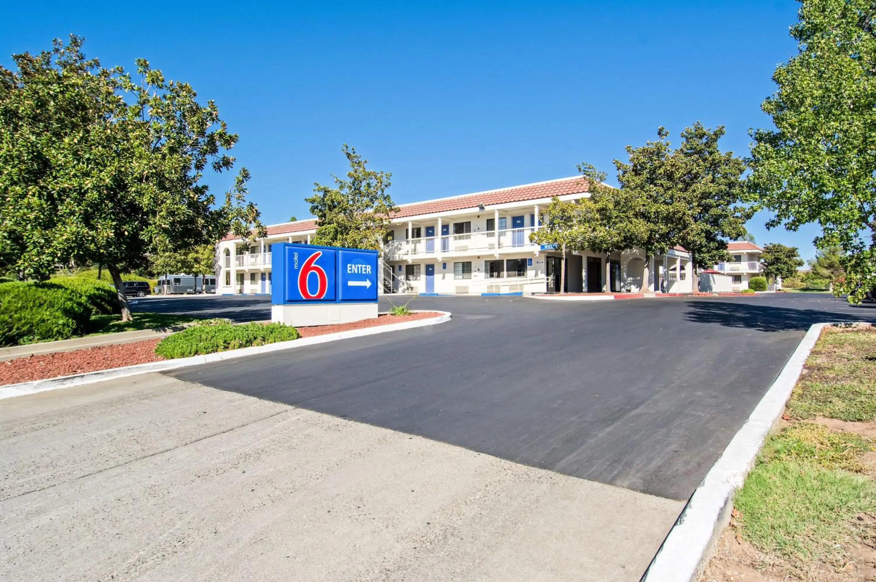 Property building in Motel 6-Redding, CA - South