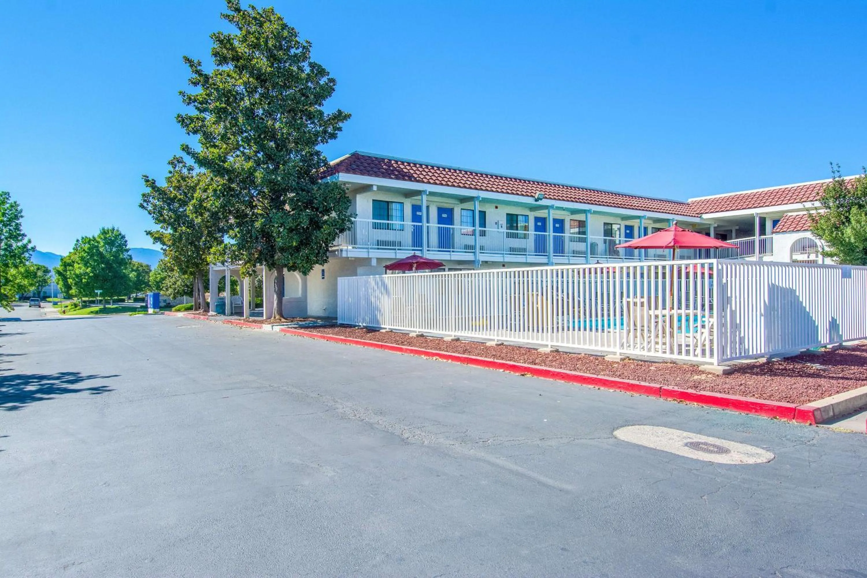 Property building in Motel 6-Redding, CA - South