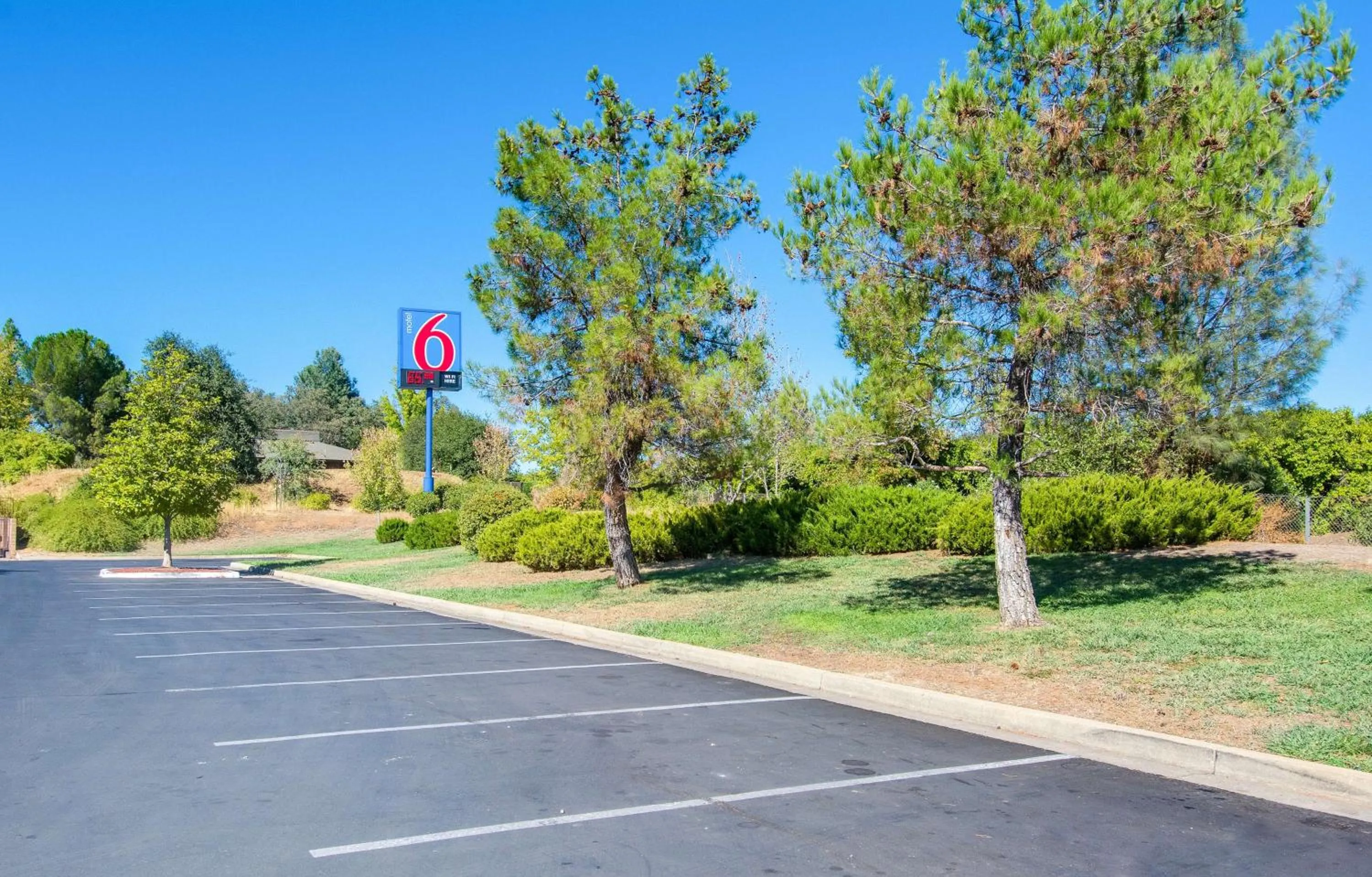 Property building in Motel 6-Redding, CA - South