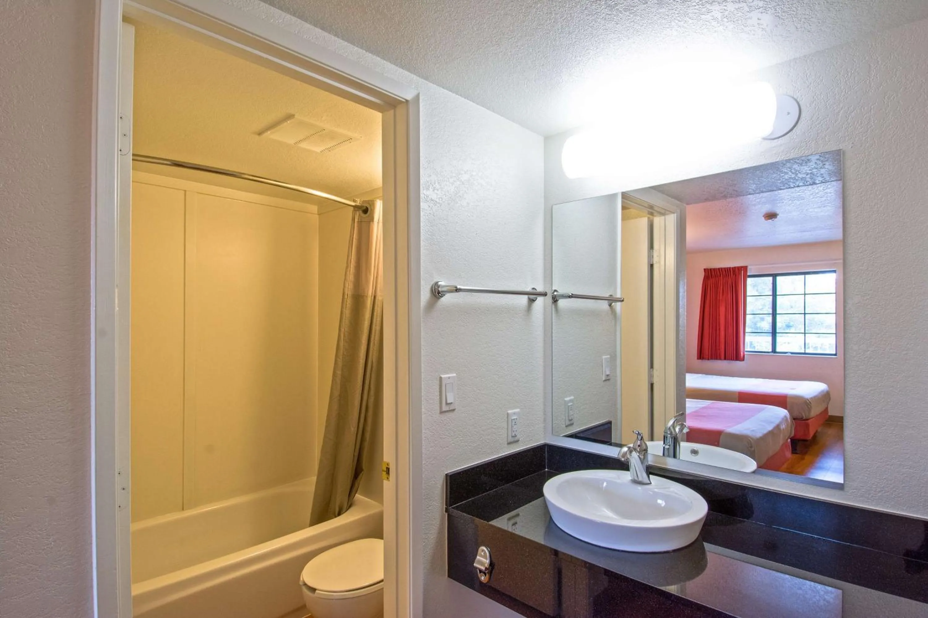 Queen Room - single occupancy in Motel 6-Redding, CA - South