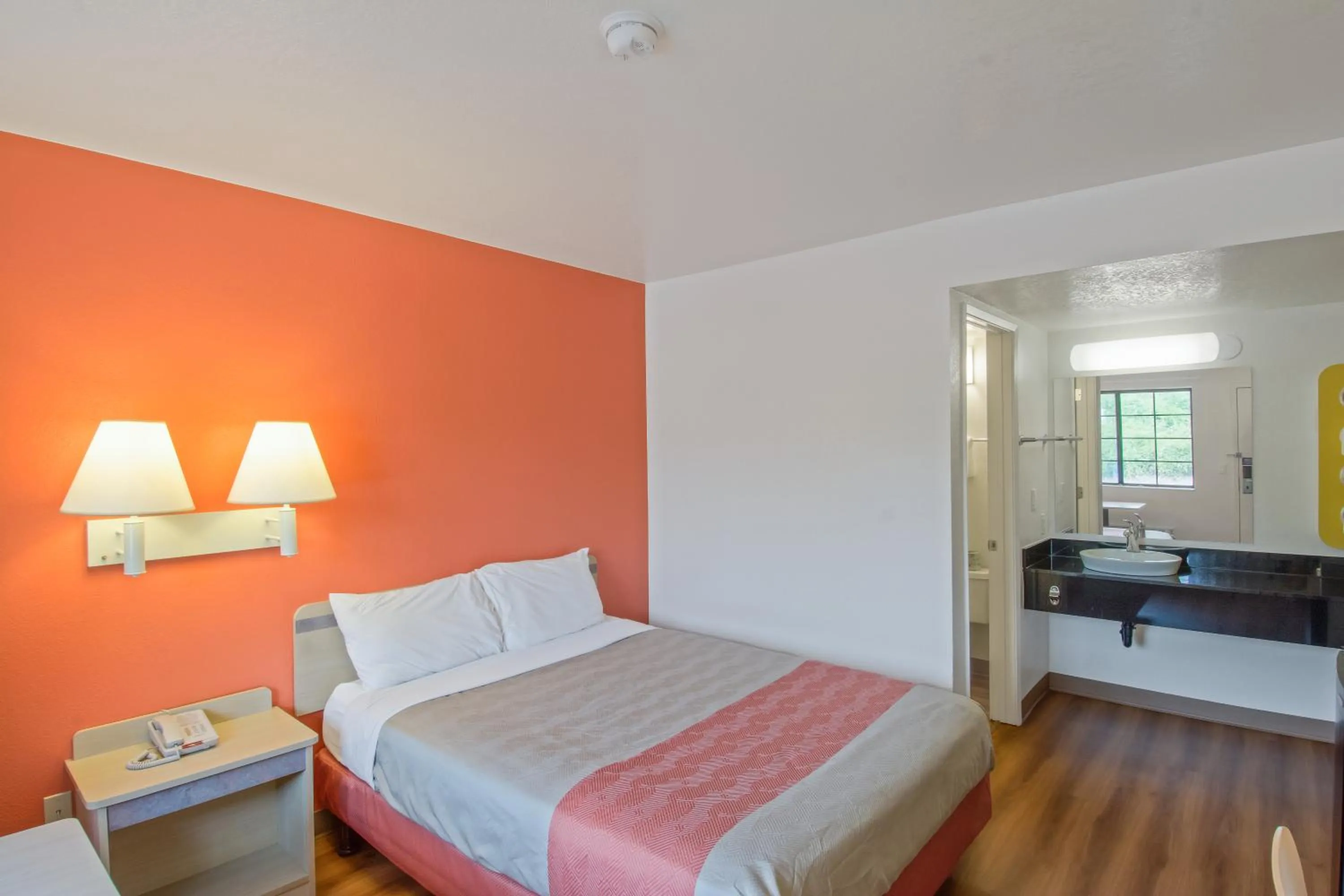 Bedroom, Bed in Motel 6-Redding, CA - South