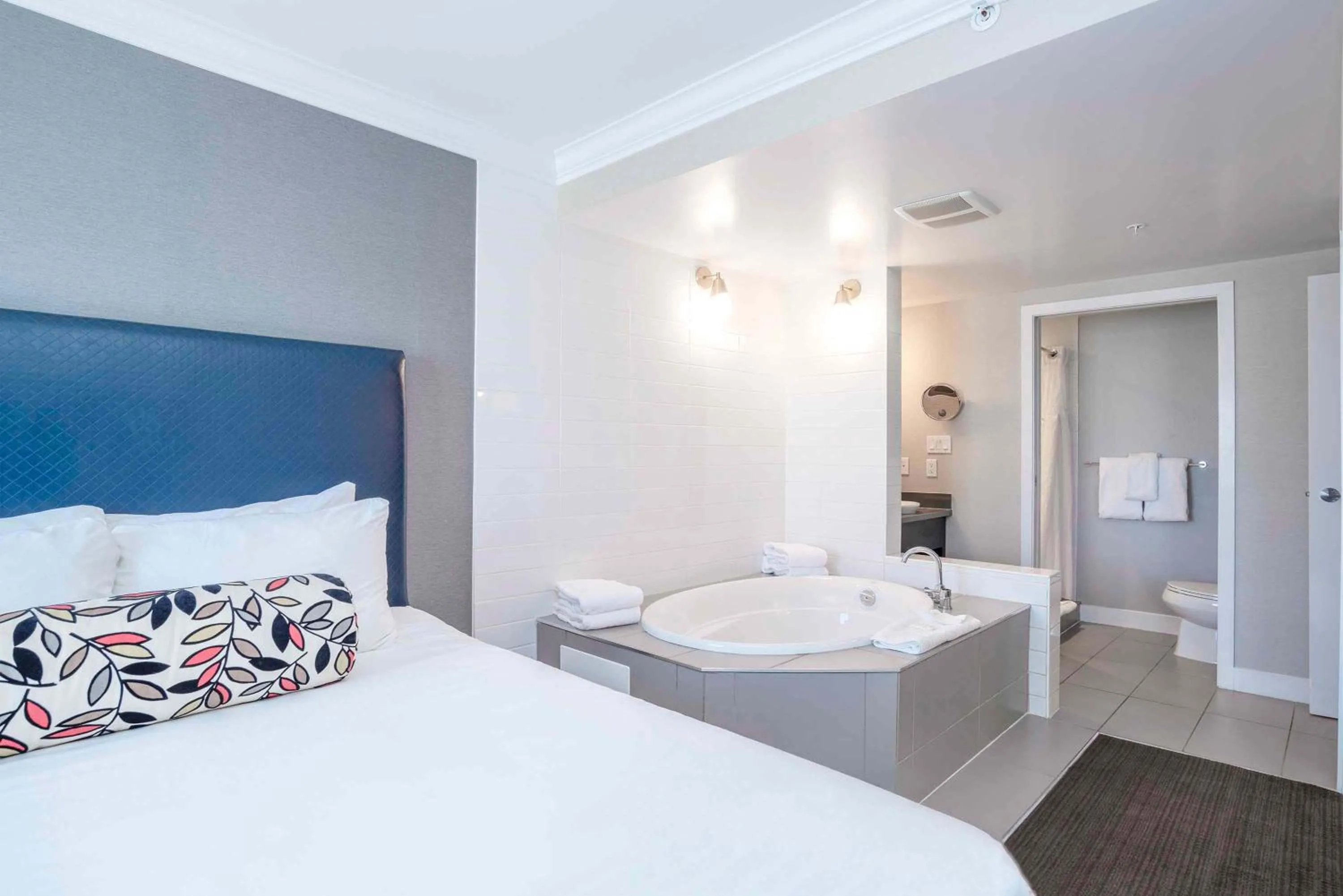 Photo of the whole room, Bed in Sandman Signature Prince George Hotel