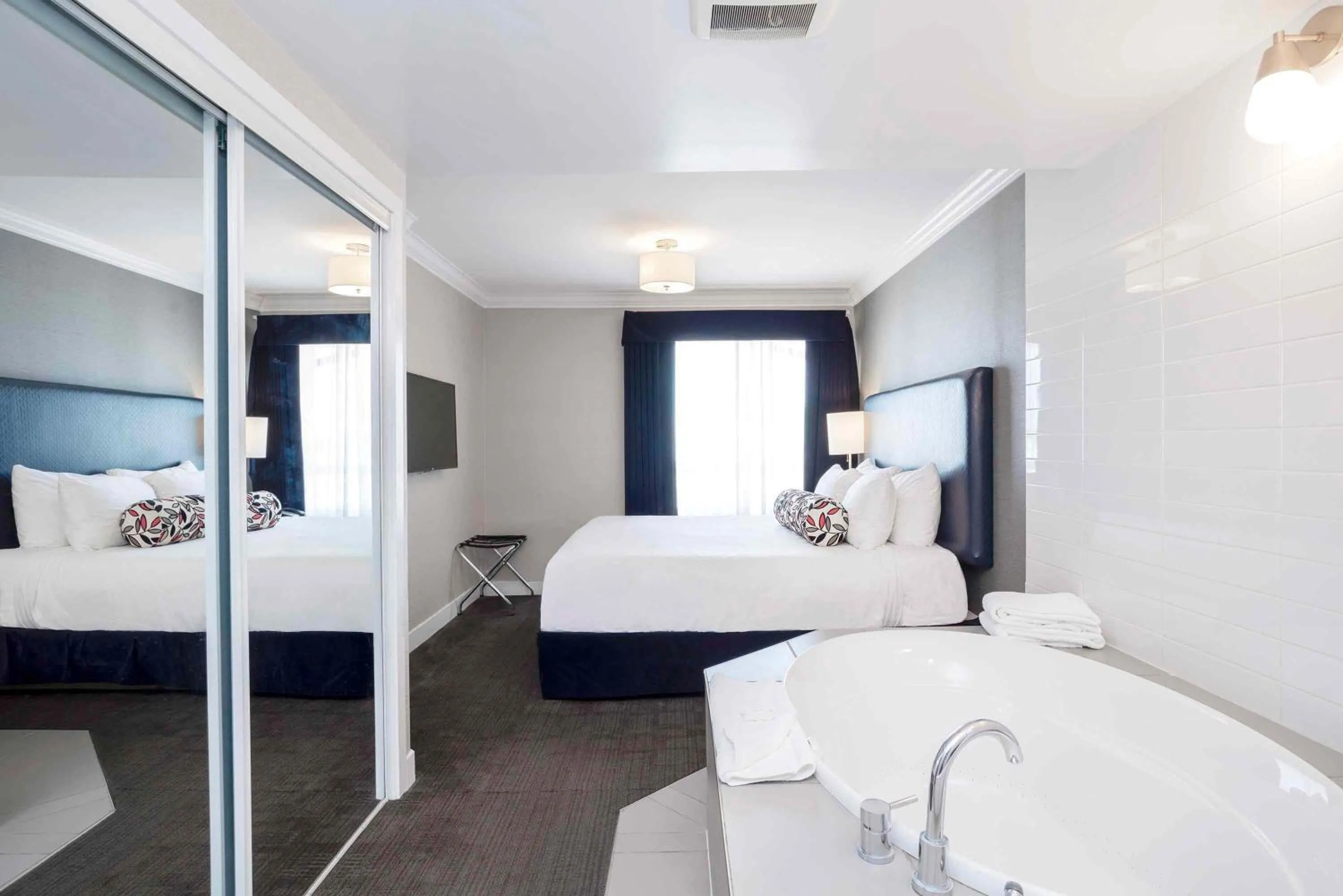 Photo of the whole room, Bed in Sandman Signature Prince George Hotel