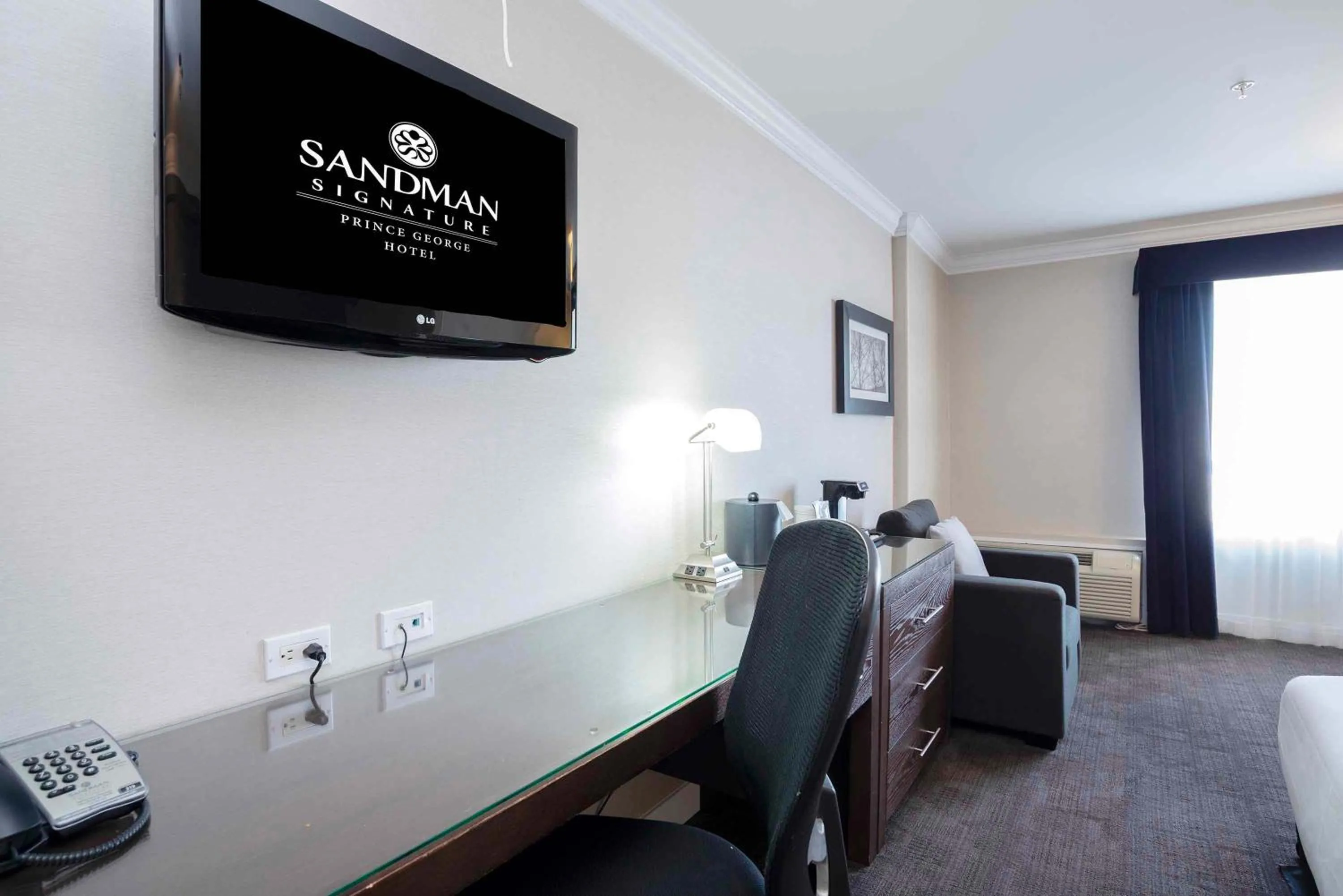 Photo of the whole room in Sandman Signature Prince George Hotel