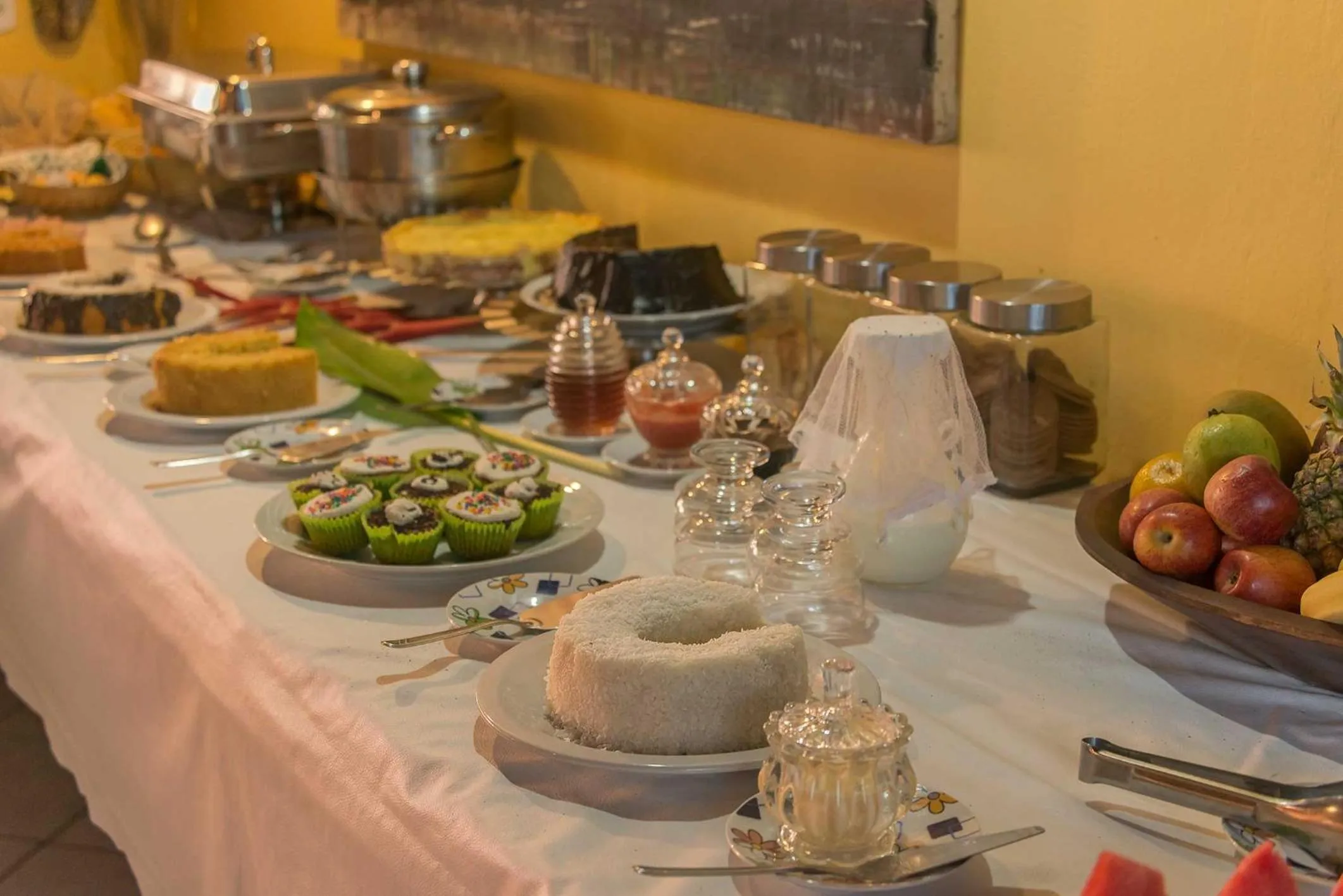 Buffet breakfast in Pousada Bemvirá