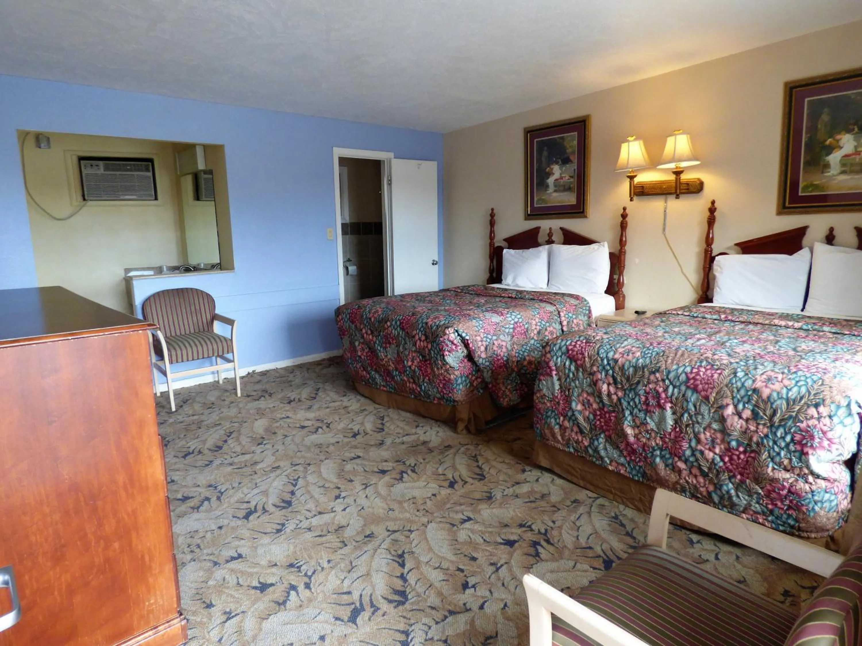 Photo of the whole room, Bed in Sands Motel
