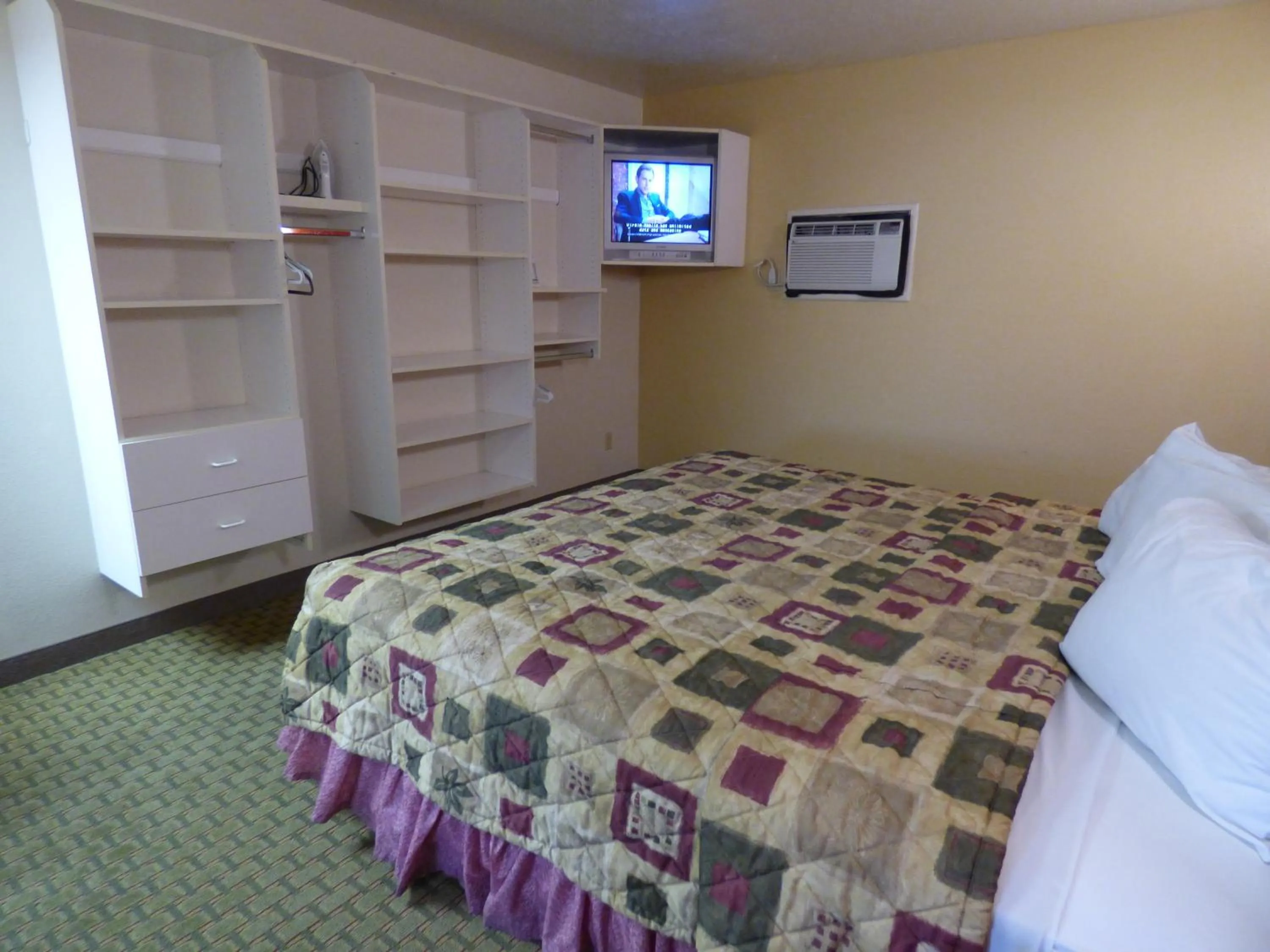 Bed in Coronada Inn & Suites