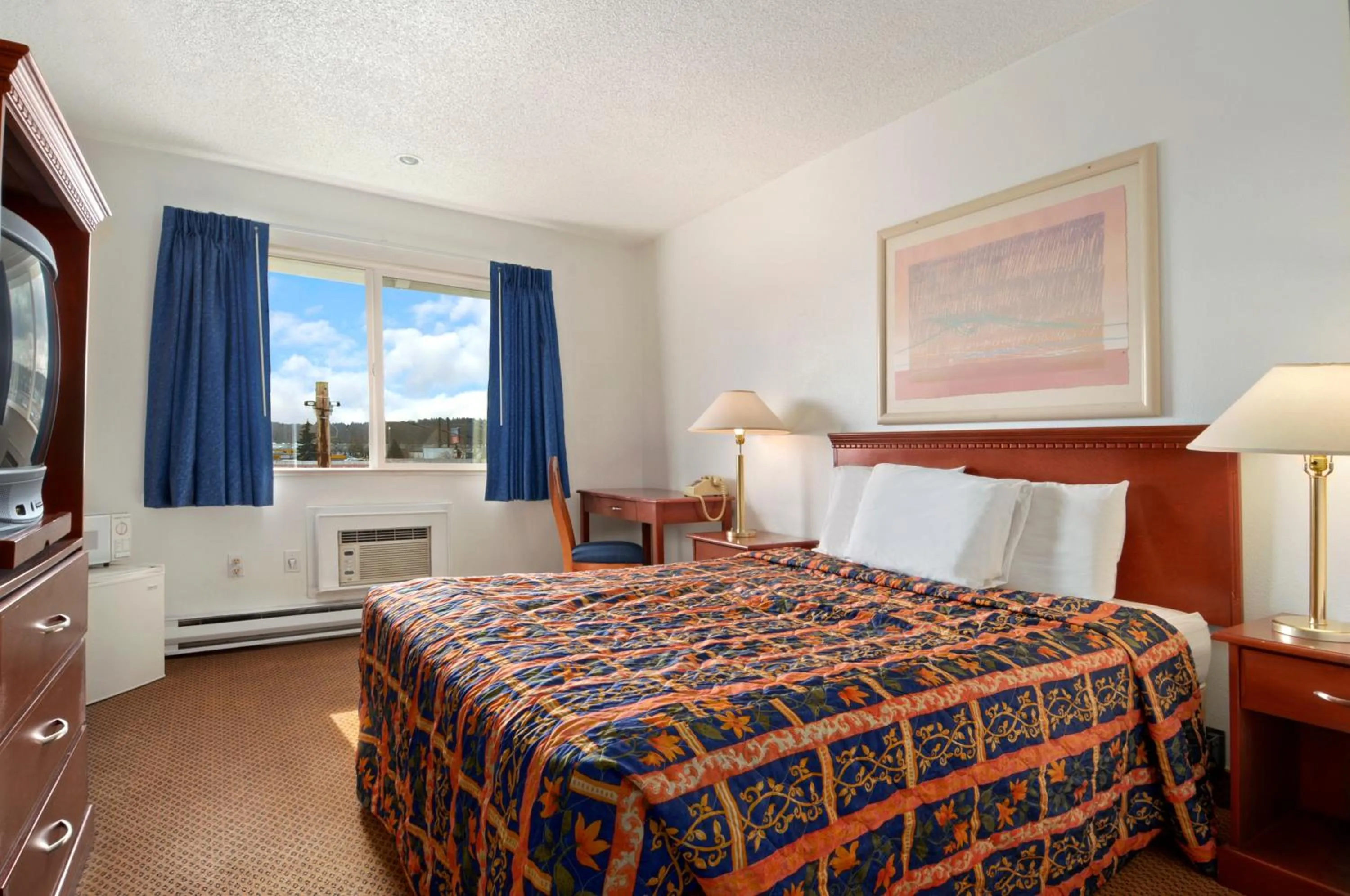 Bed in Travelodge by Wyndham Port of Tacoma WA