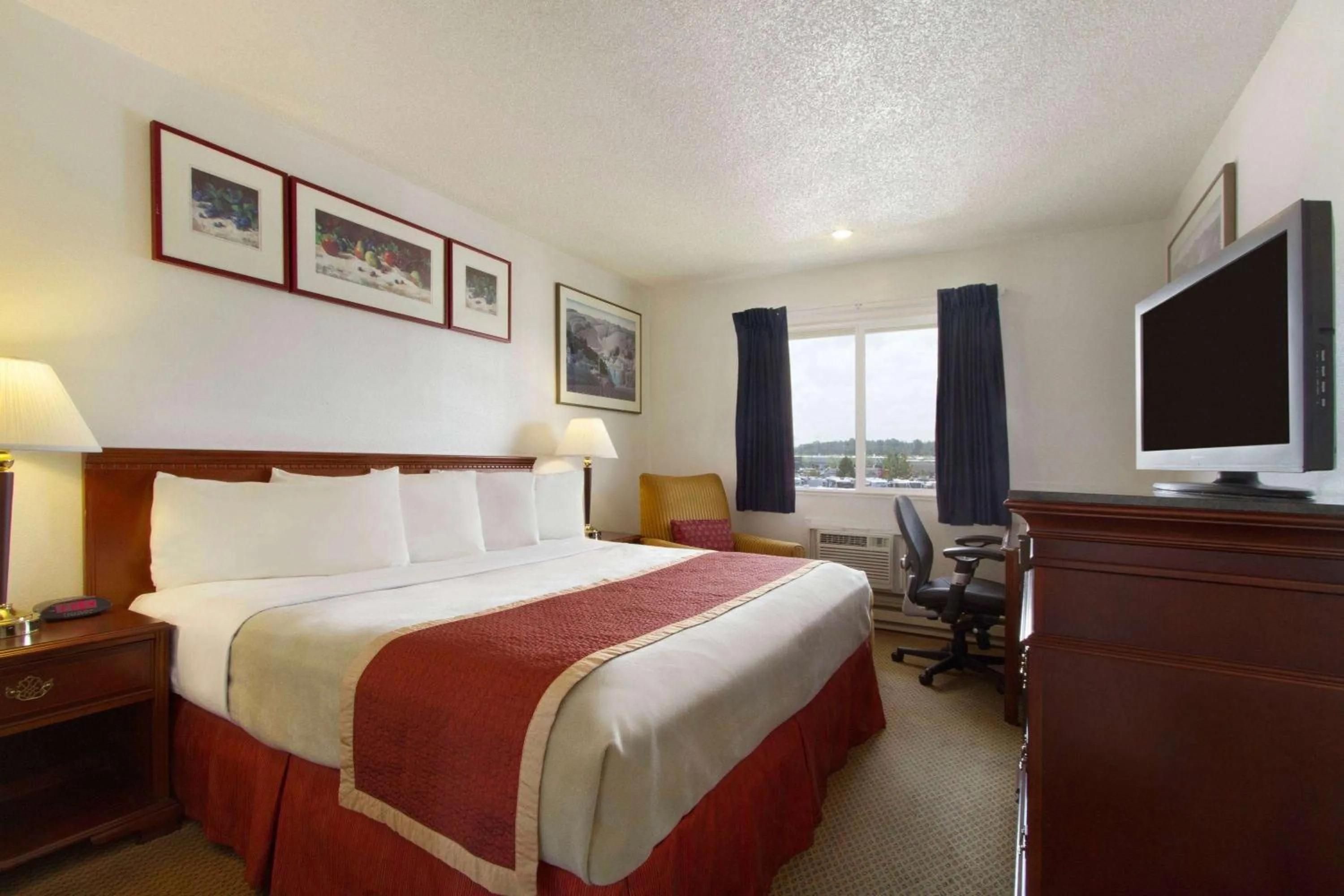 Photo of the whole room in Travelodge by Wyndham Port of Tacoma WA