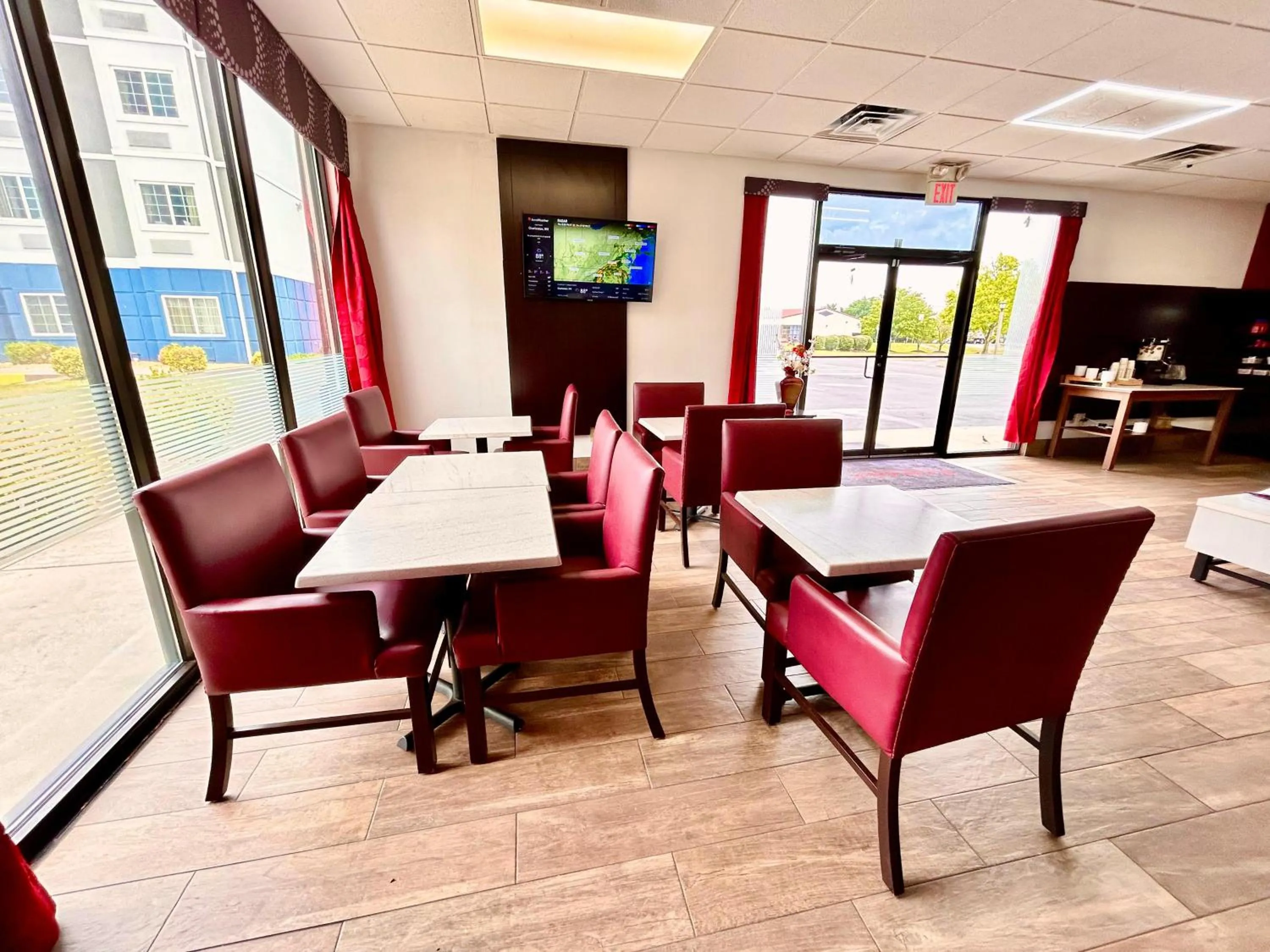 Dining area in Ramada by Wyndham Harrisonburg