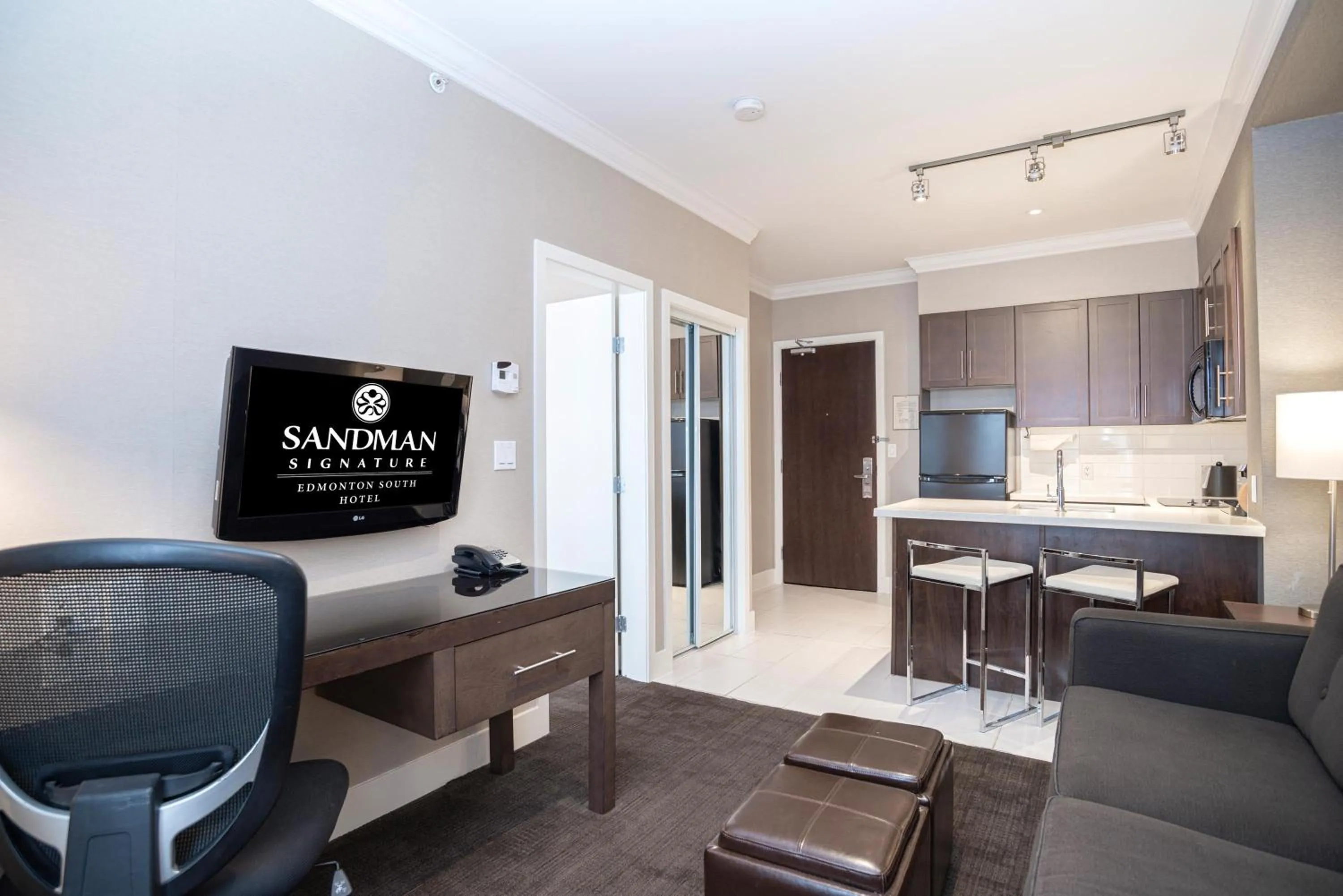 Photo of the whole room in Sandman Signature Edmonton South Hotel