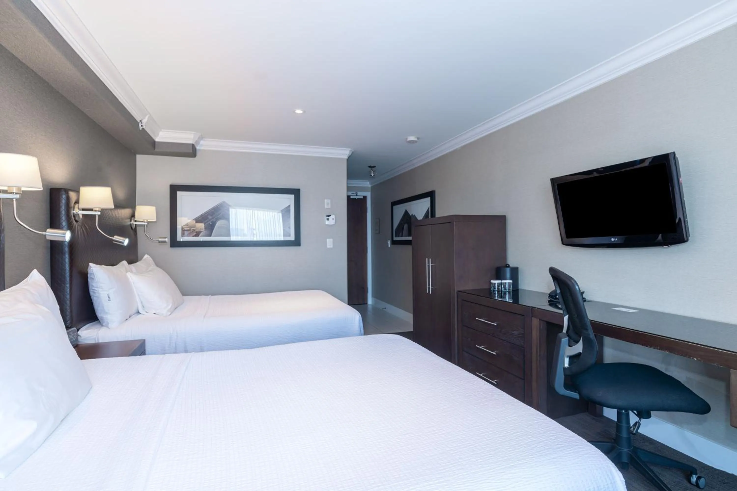 Photo of the whole room, Bed in Sandman Signature Edmonton South Hotel