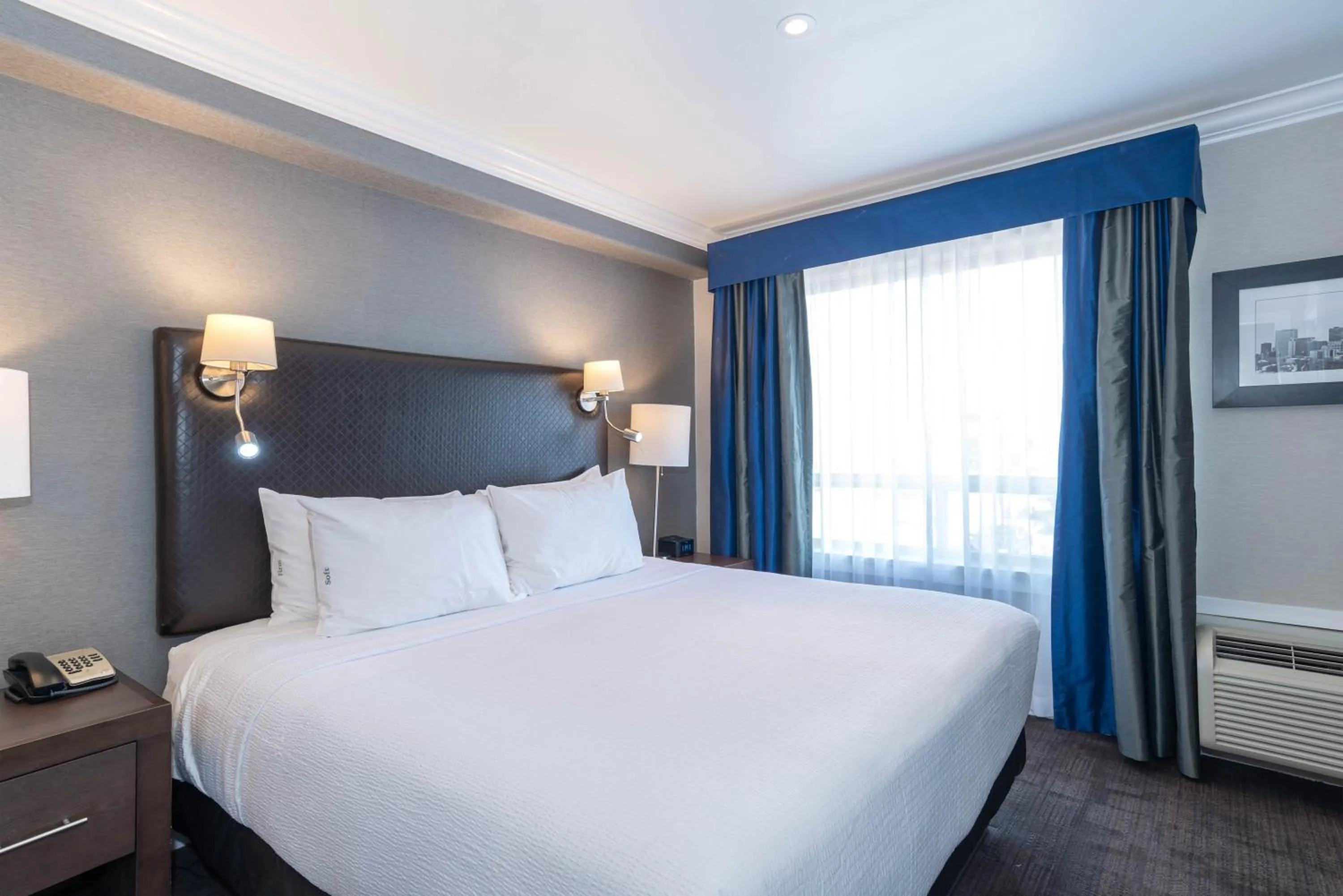 Photo of the whole room, Bed in Sandman Signature Edmonton South Hotel