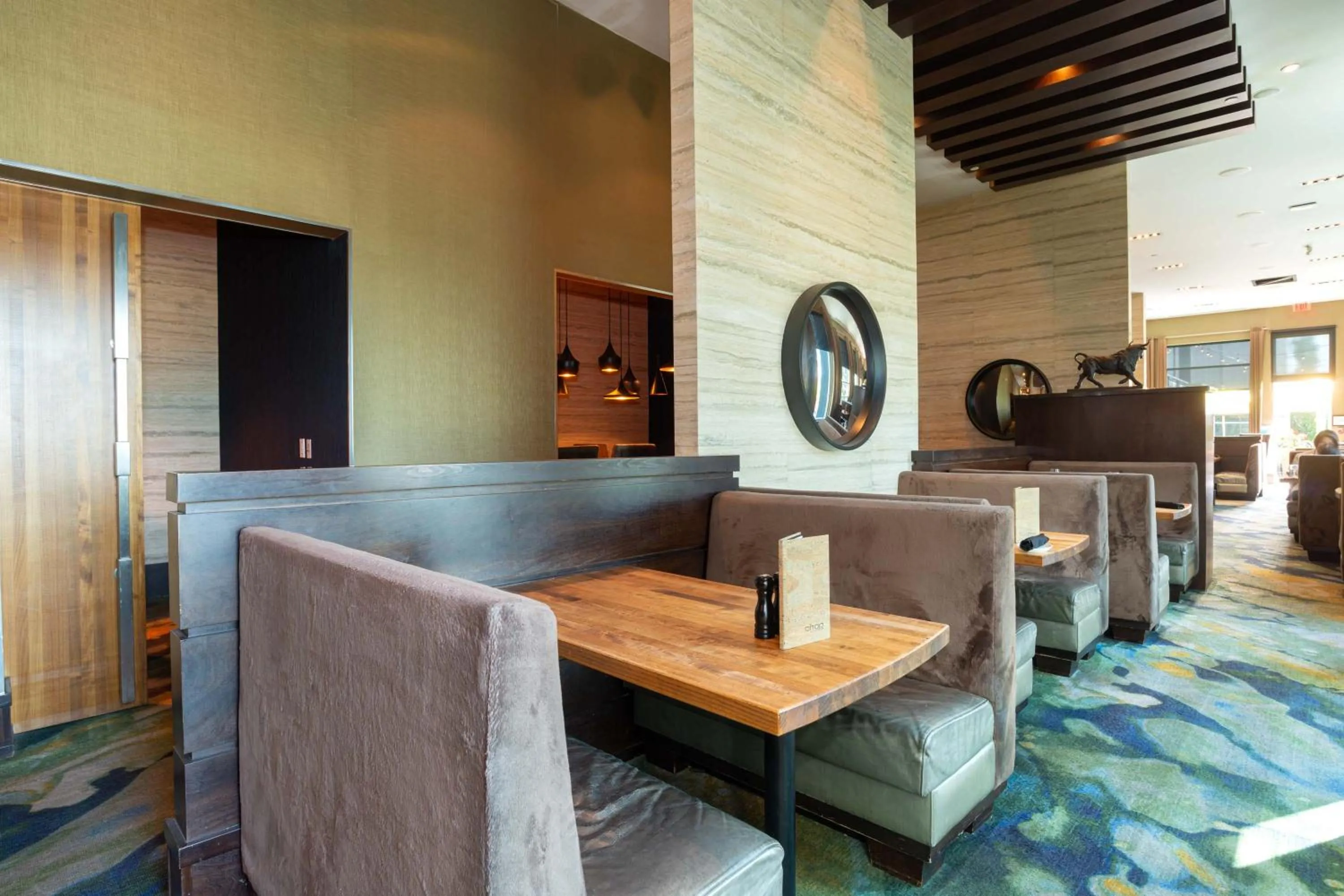 Restaurant/places to eat in Sandman Signature Edmonton South Hotel