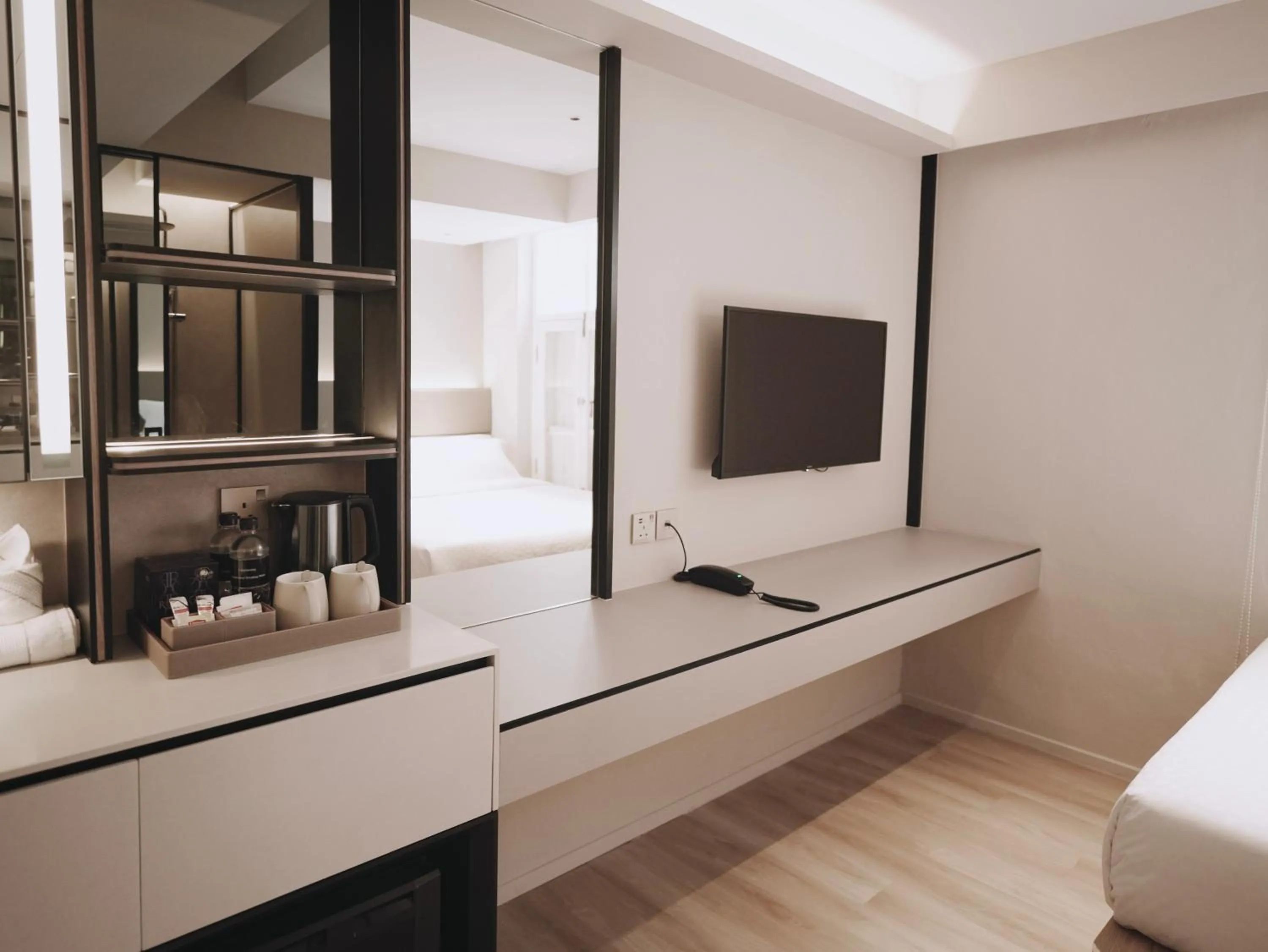 Bed, TV/Entertainment Center in Hotel 1900 @ Chinatown