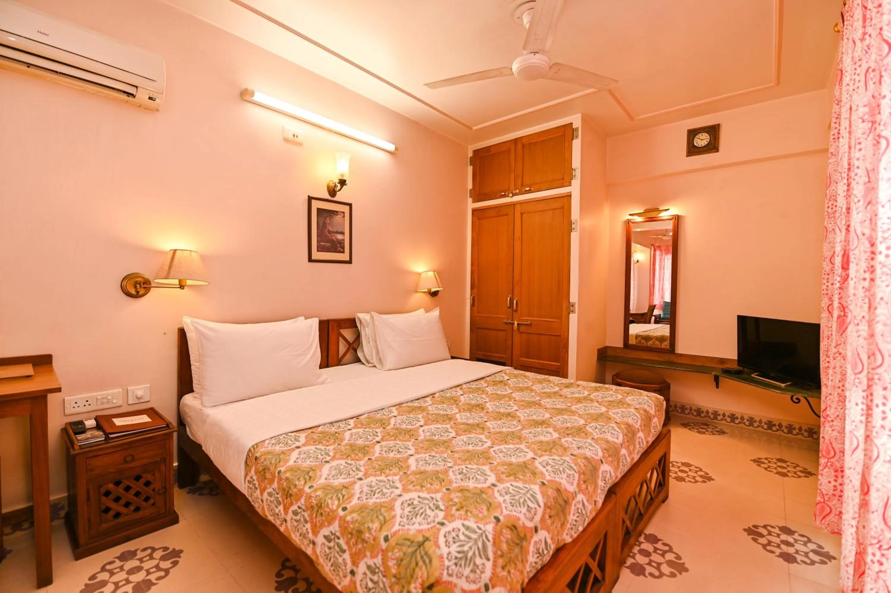 Bedroom, Bed in Om Niwas Suite Hotel