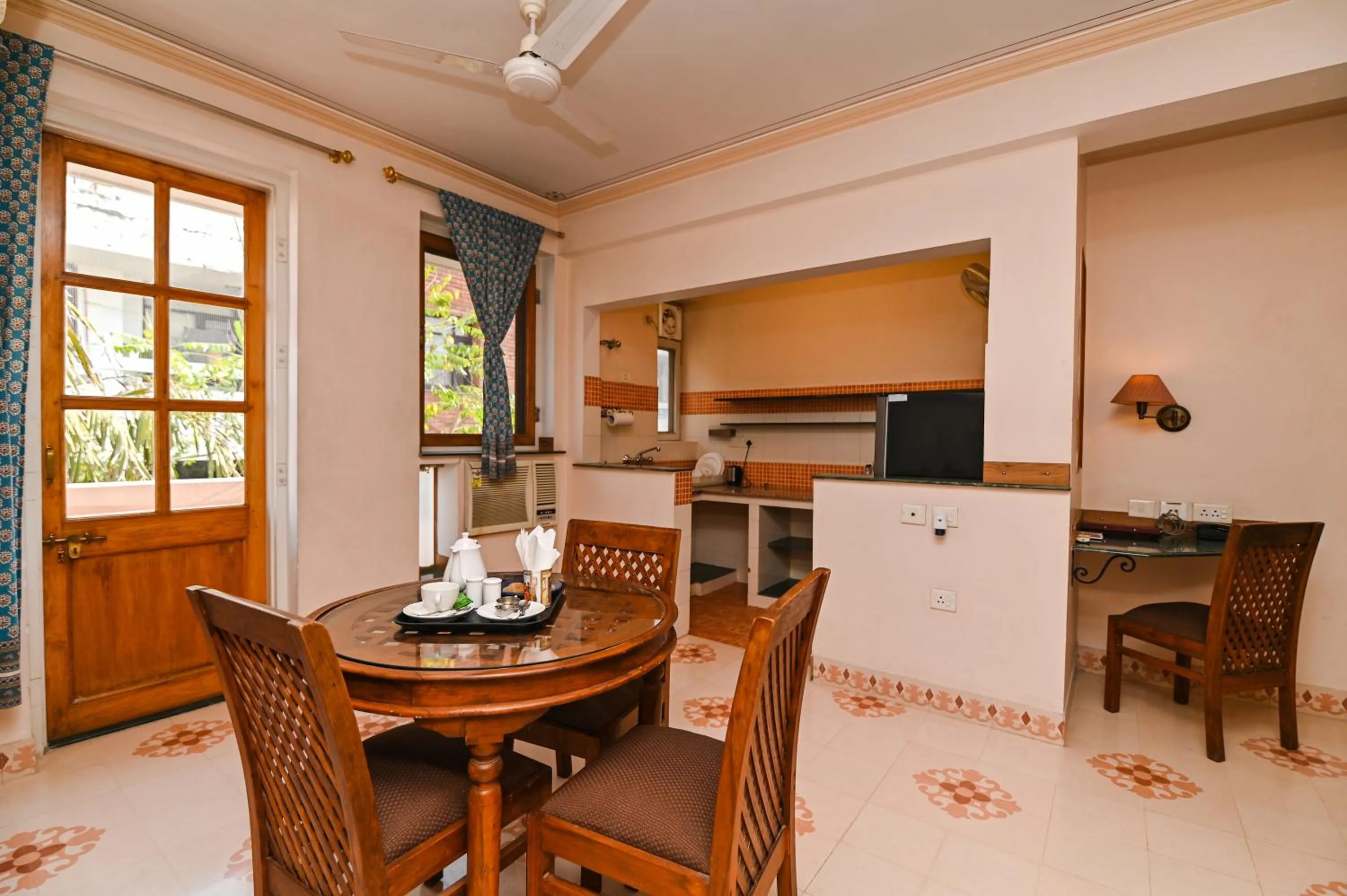 Coffee/tea facilities in Om Niwas Suite Hotel