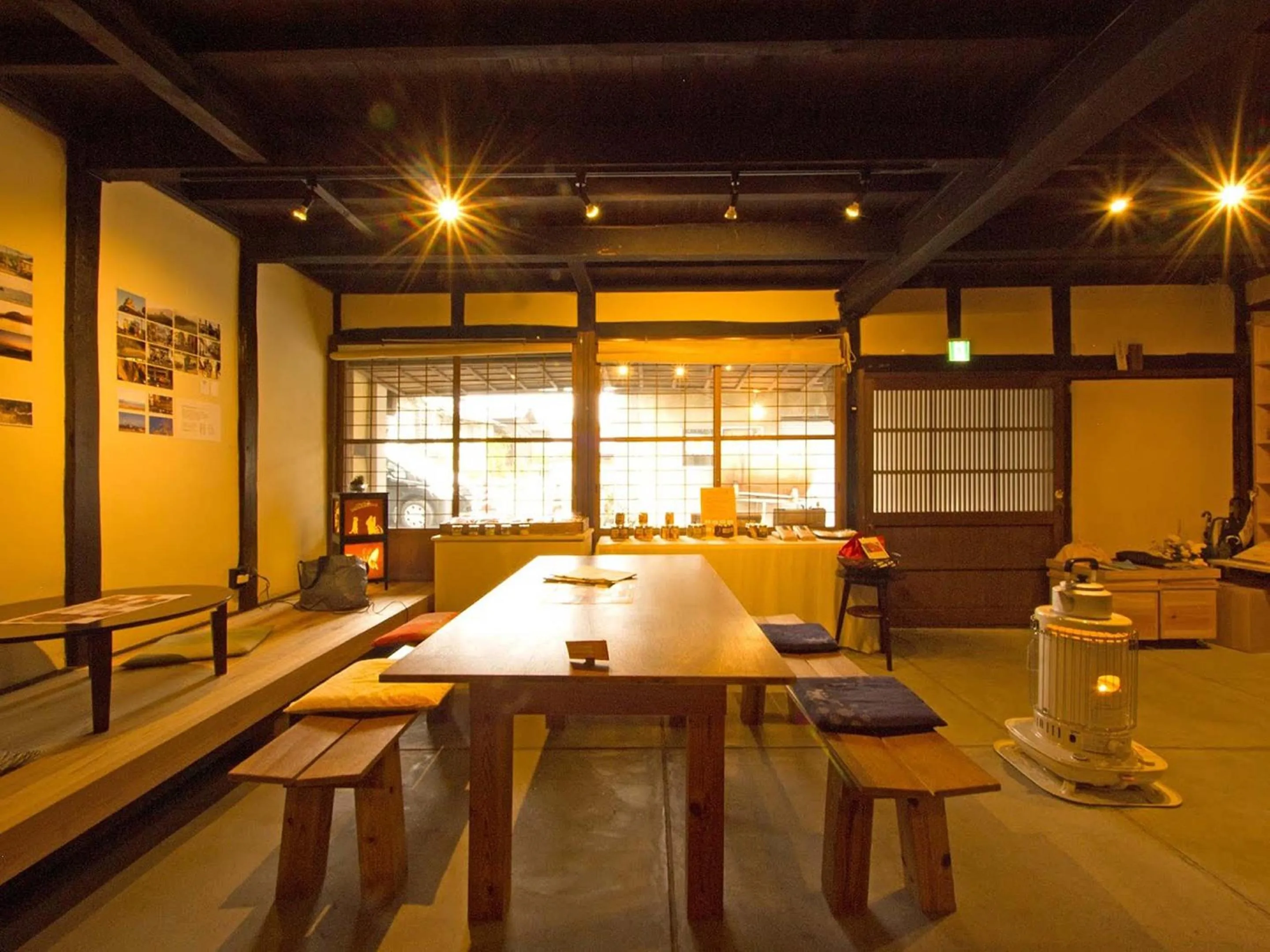 Lounge or bar in Hostel & Tatami Bar Uchikobare -内子晴れ-