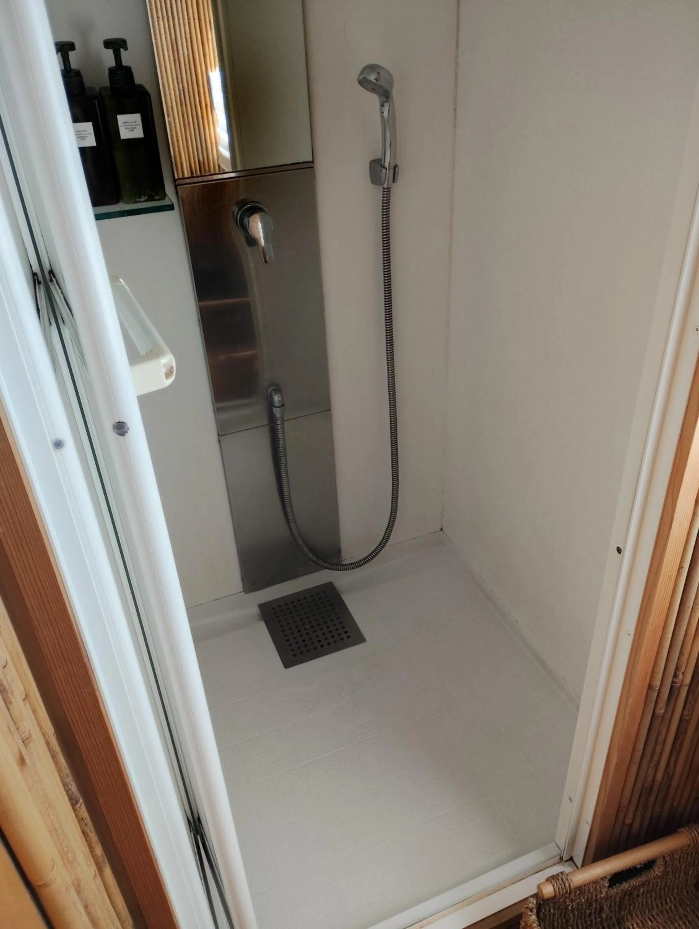 Shower in Hostel & Tatami Bar Uchikobare -内子晴れ-