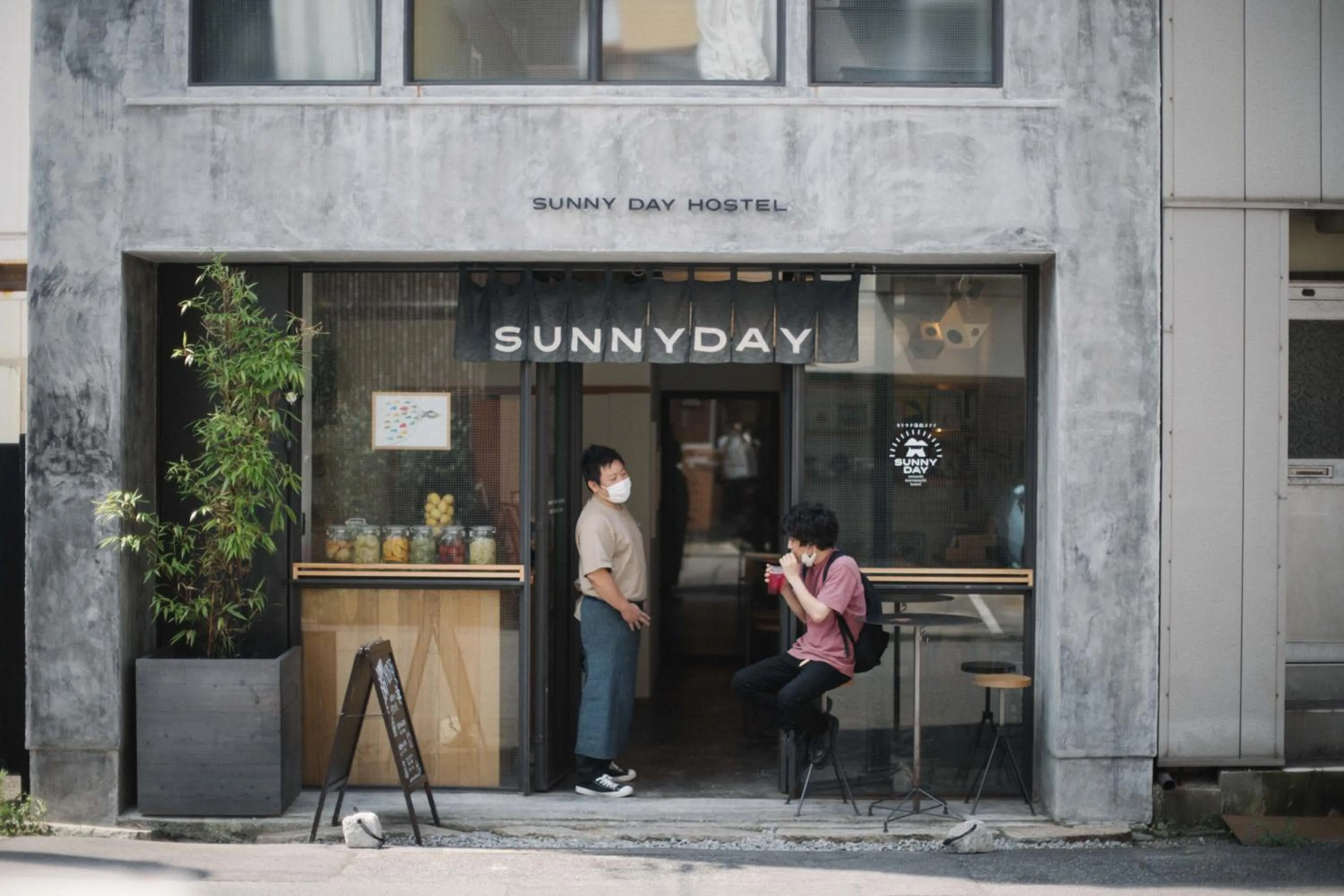 Facade/entrance in Sunny Day Hostel