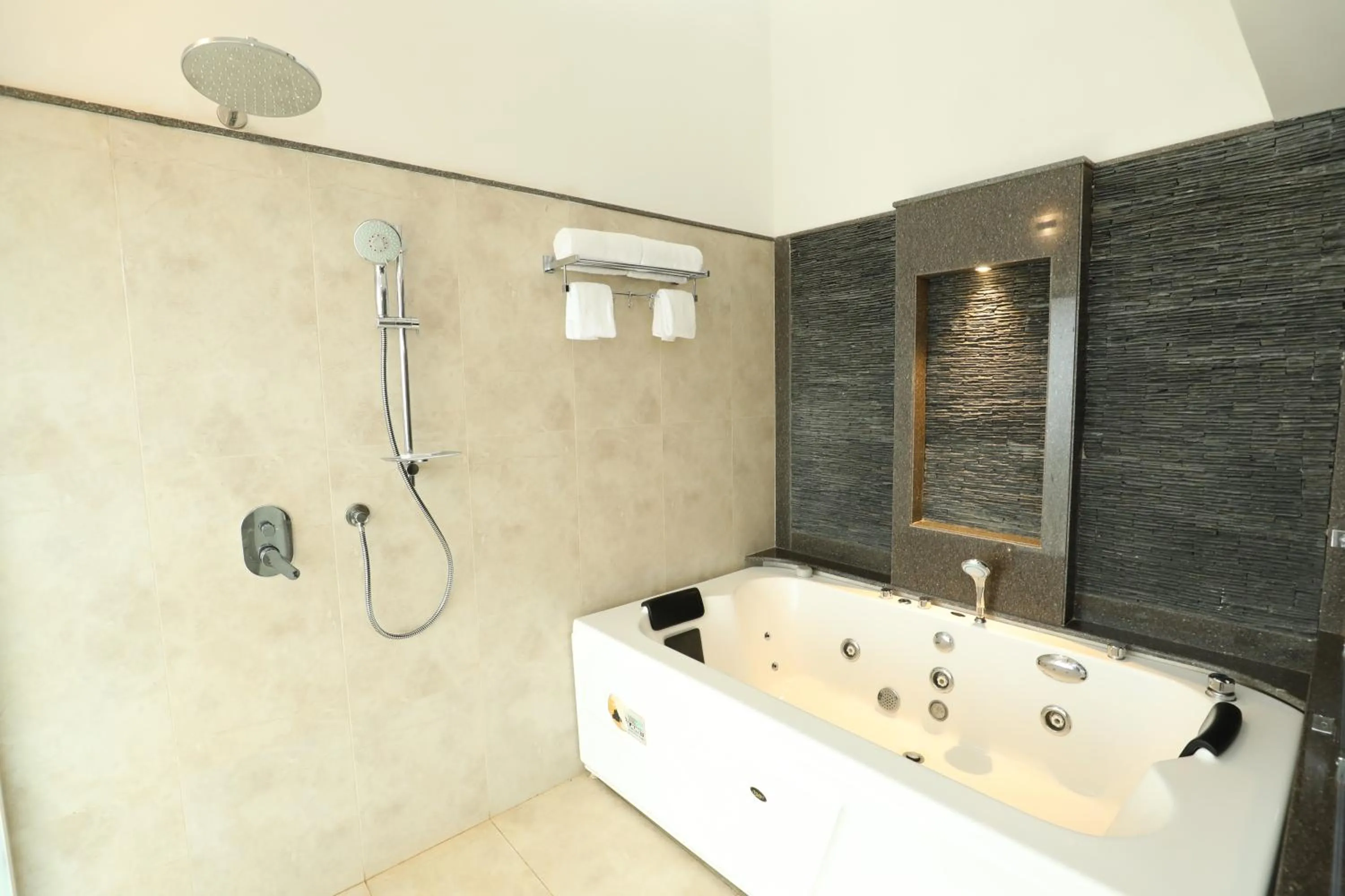 Shower in The Ocean Pearl Resort And Spa