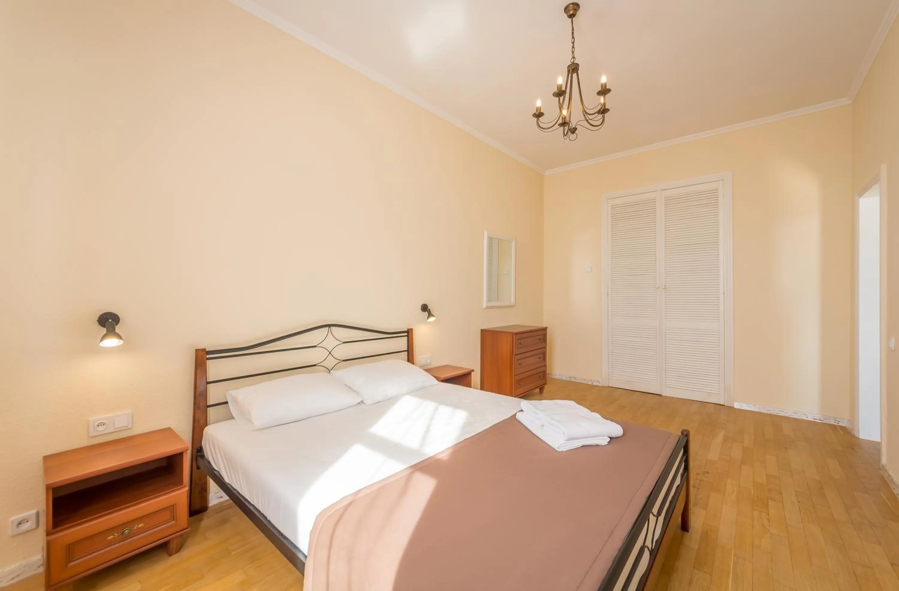 Bedroom, Bed in Central Dayflat Apartments