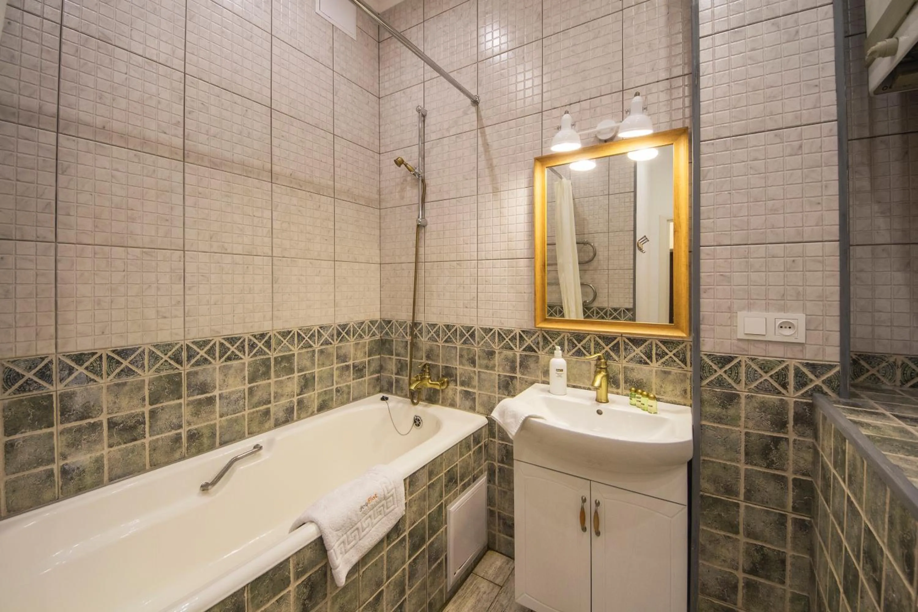 Shower in Central Dayflat Apartments