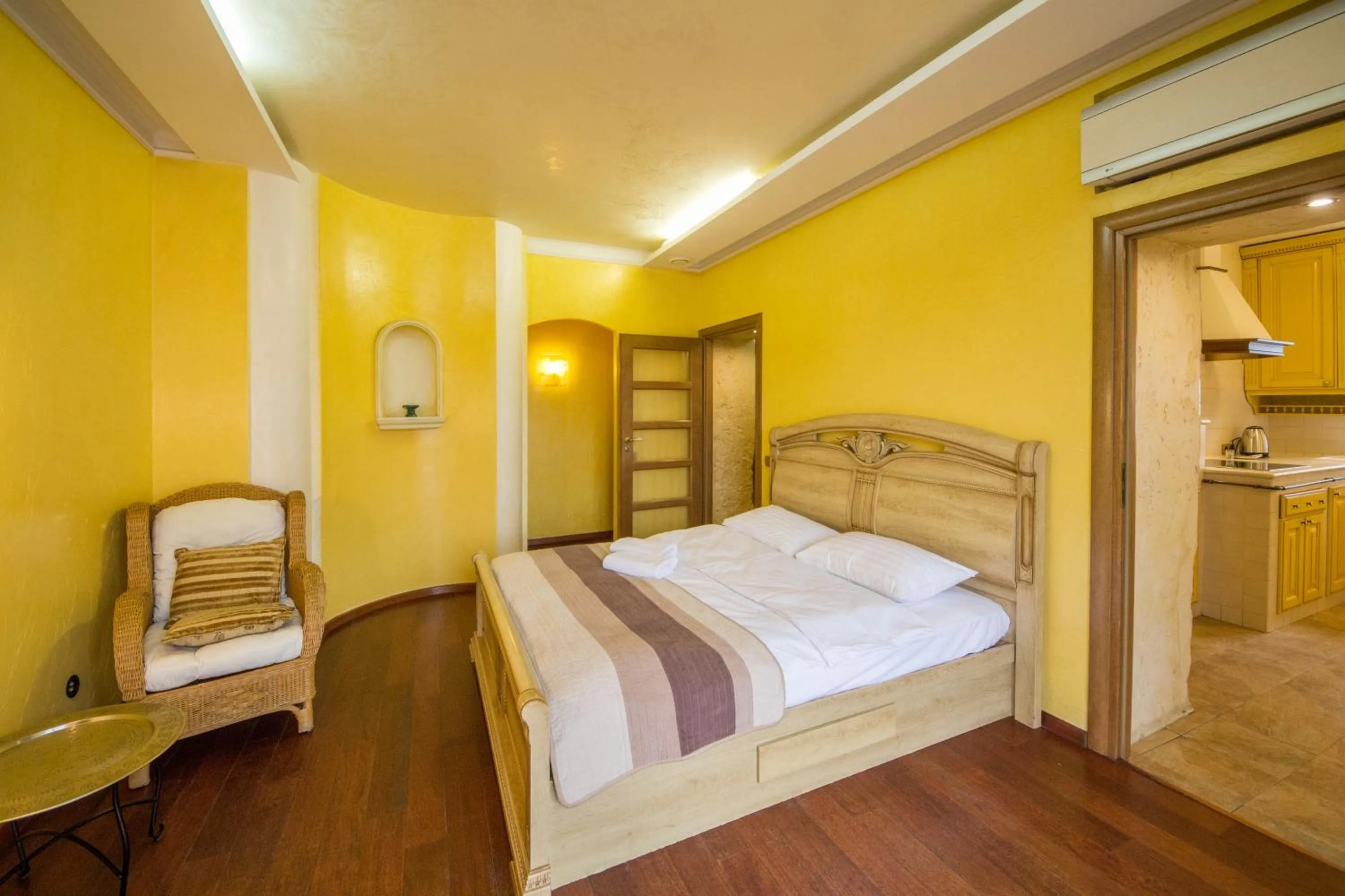 Decorative detail, Bed in Central Dayflat Apartments