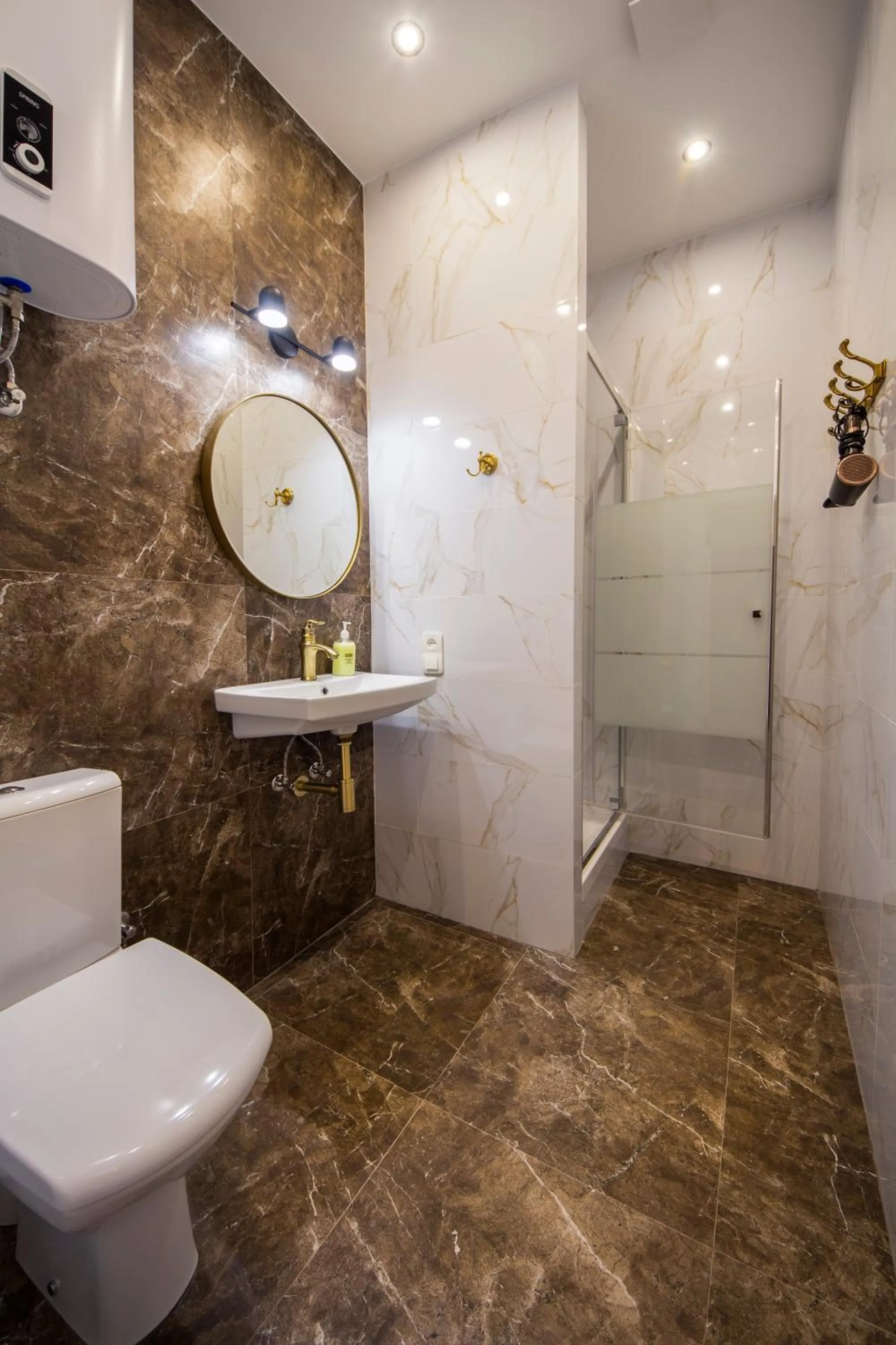 Shower in Central Dayflat Apartments