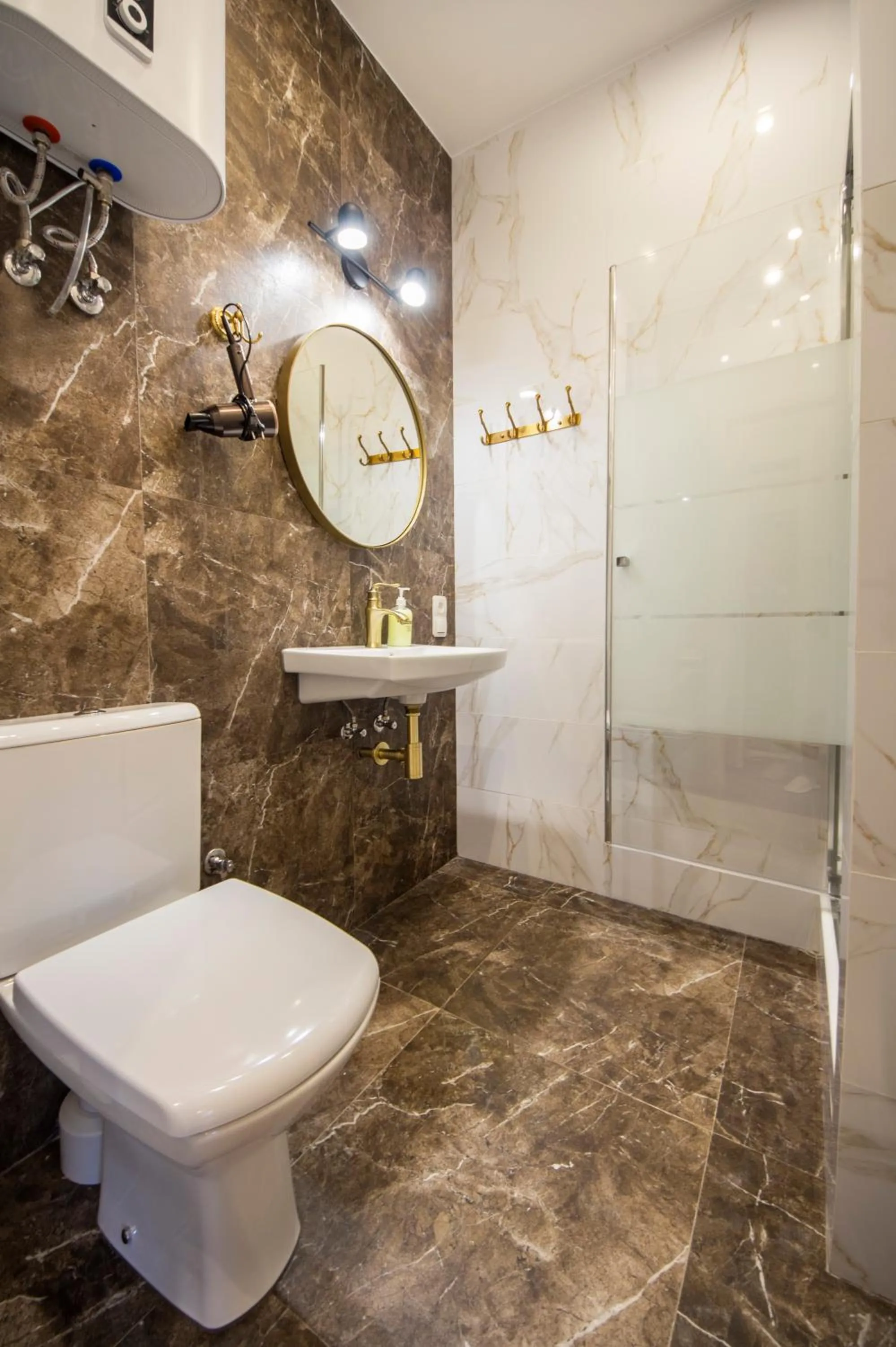Shower in Central Dayflat Apartments