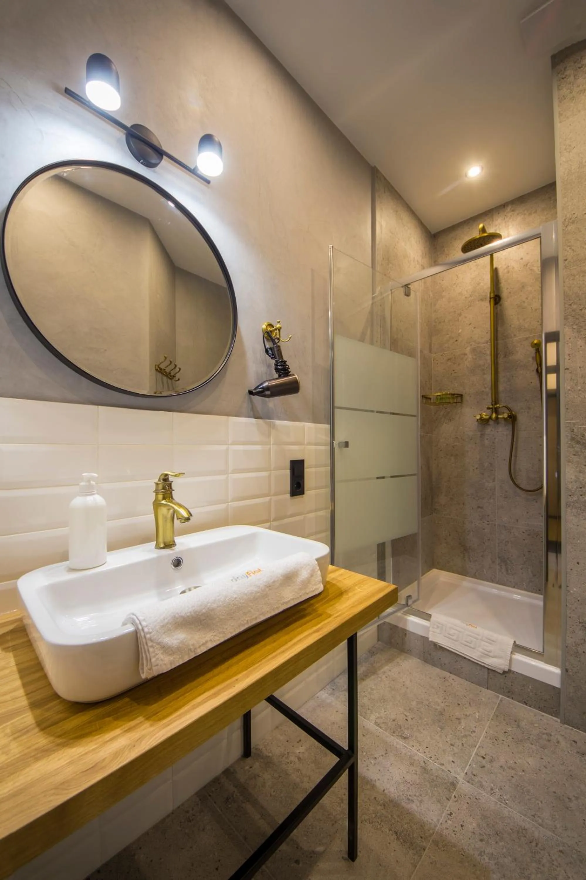 Shower in Central Dayflat Apartments
