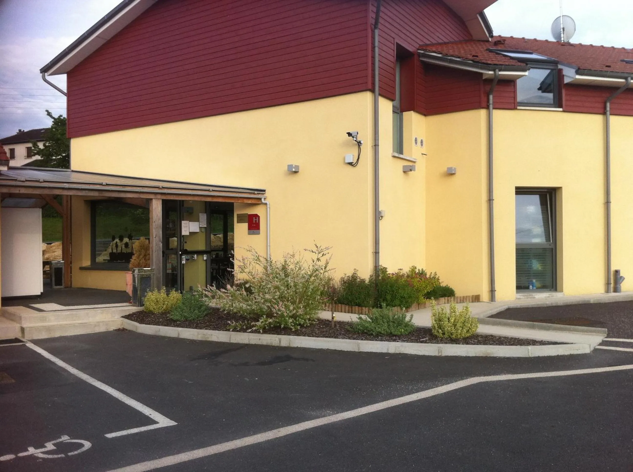 Facade/entrance in Fasthôtel Le Râle Des Genêts - Un hôtel FH Collection