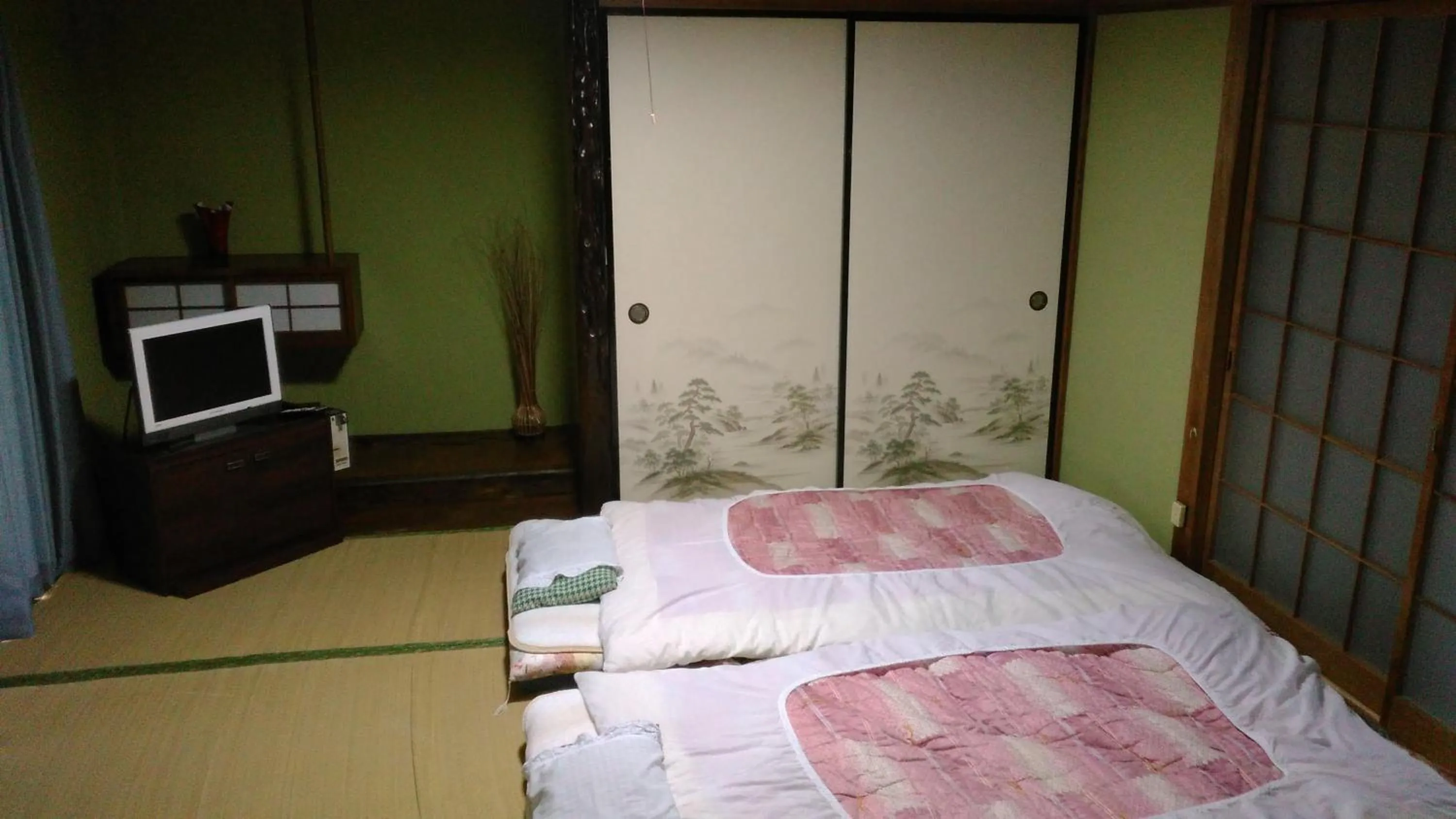View (from property/room), Bed in Minshuku Takahashi Kashibuneten