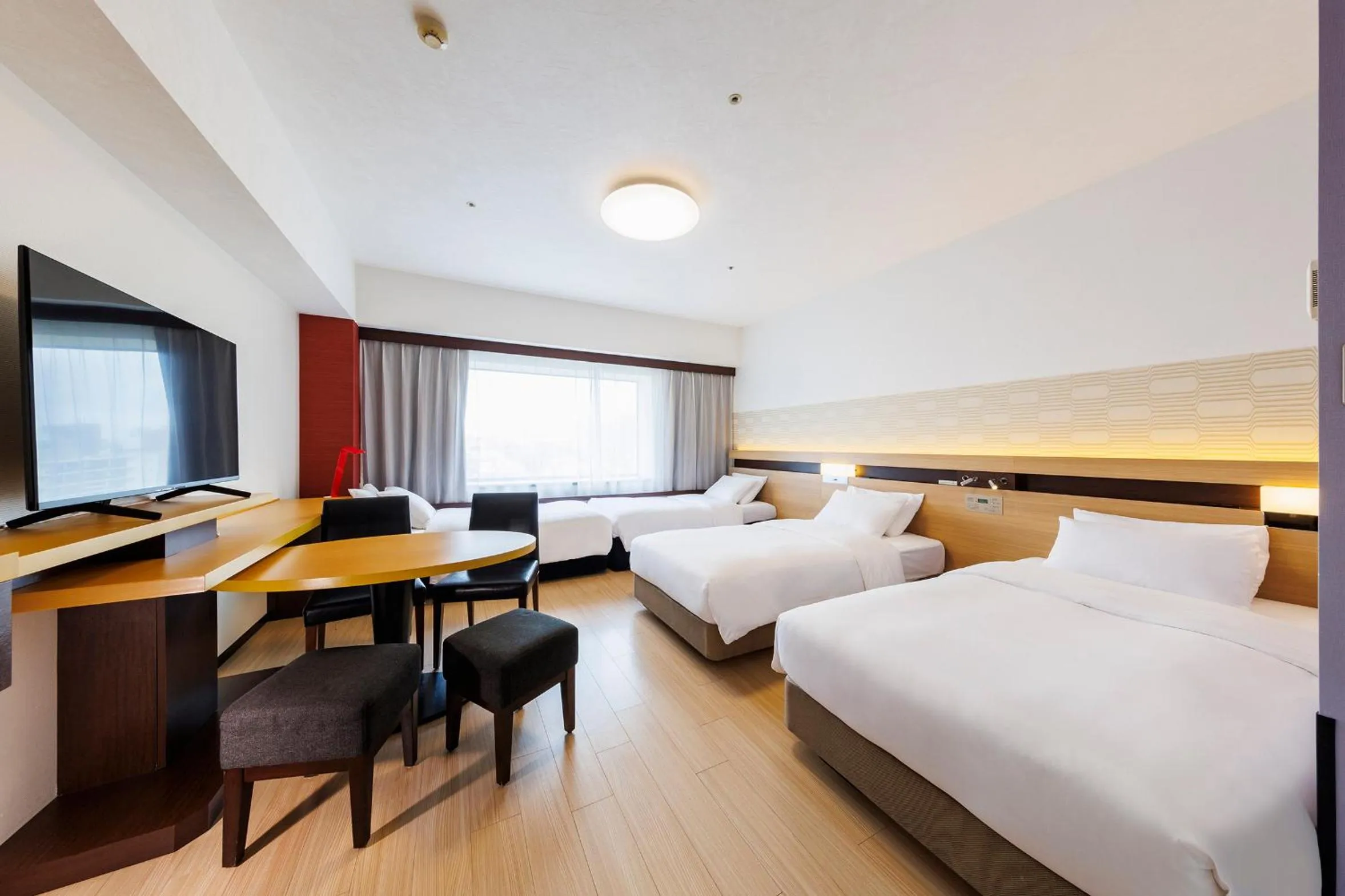 Photo of the whole room, Bed in Hotel Metropolitan Edmont Tokyo