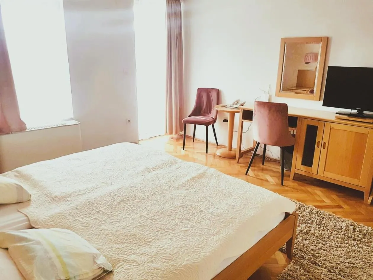 Bed in Hotel Millennium