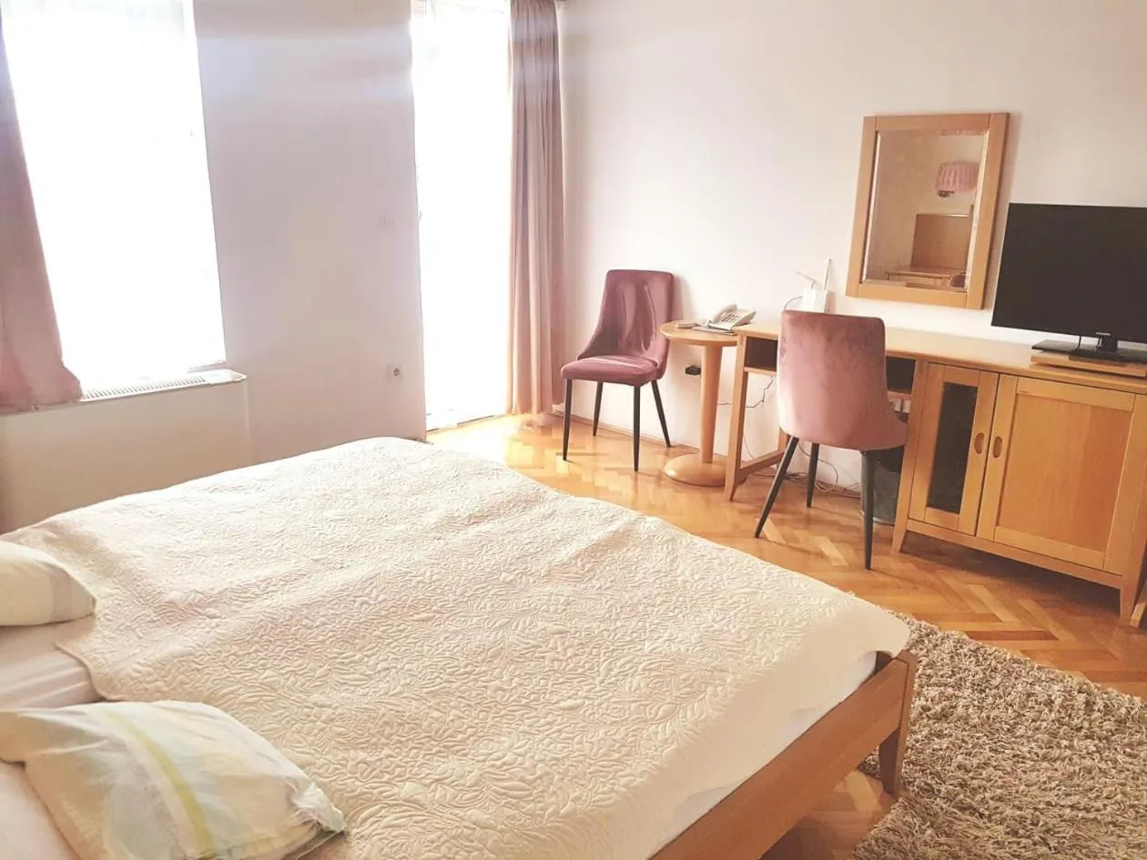 Bed in Hotel Millennium