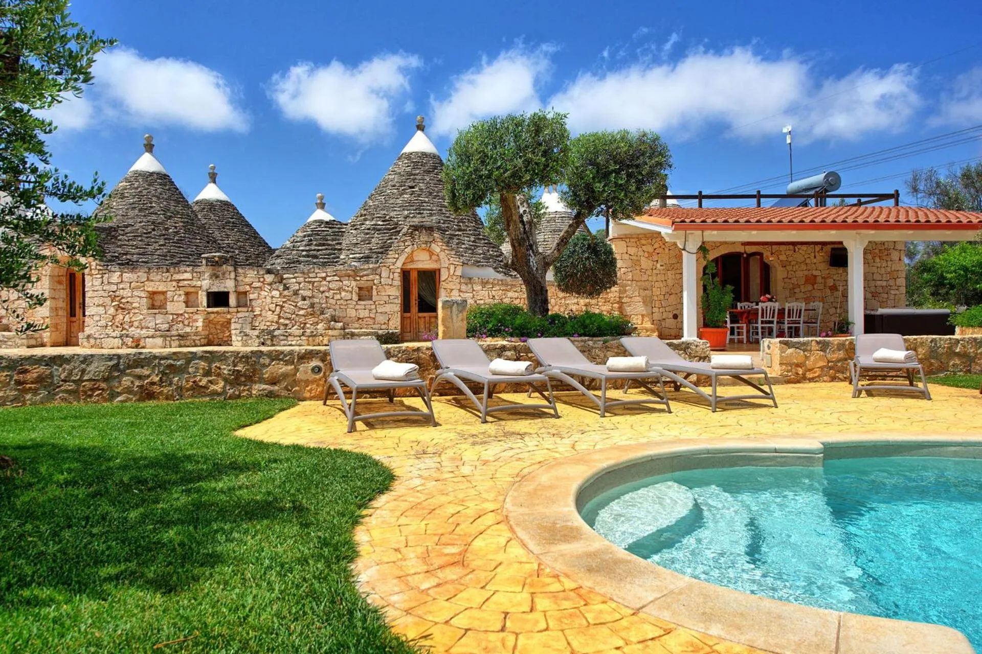 Property building in Trullo Santo Stefano by PosarelliVillas