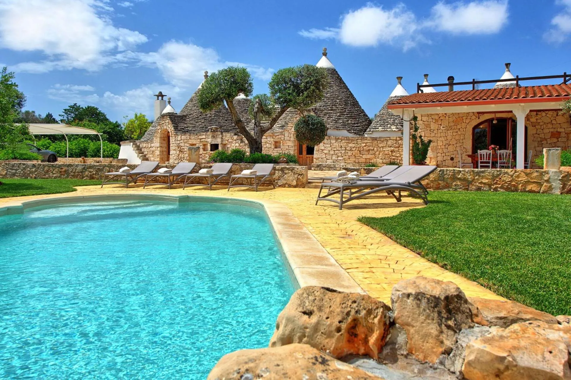 Property building in Trullo Santo Stefano by PosarelliVillas