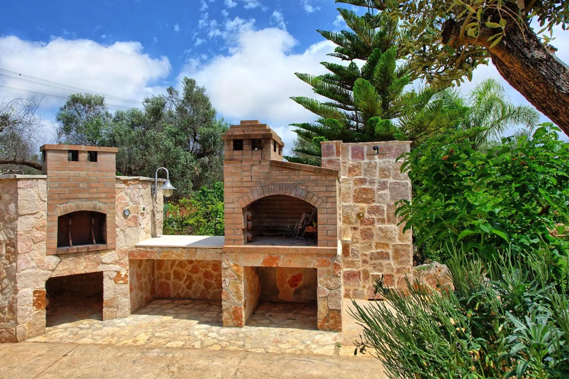 BBQ facilities in Trullo Santo Stefano by PosarelliVillas