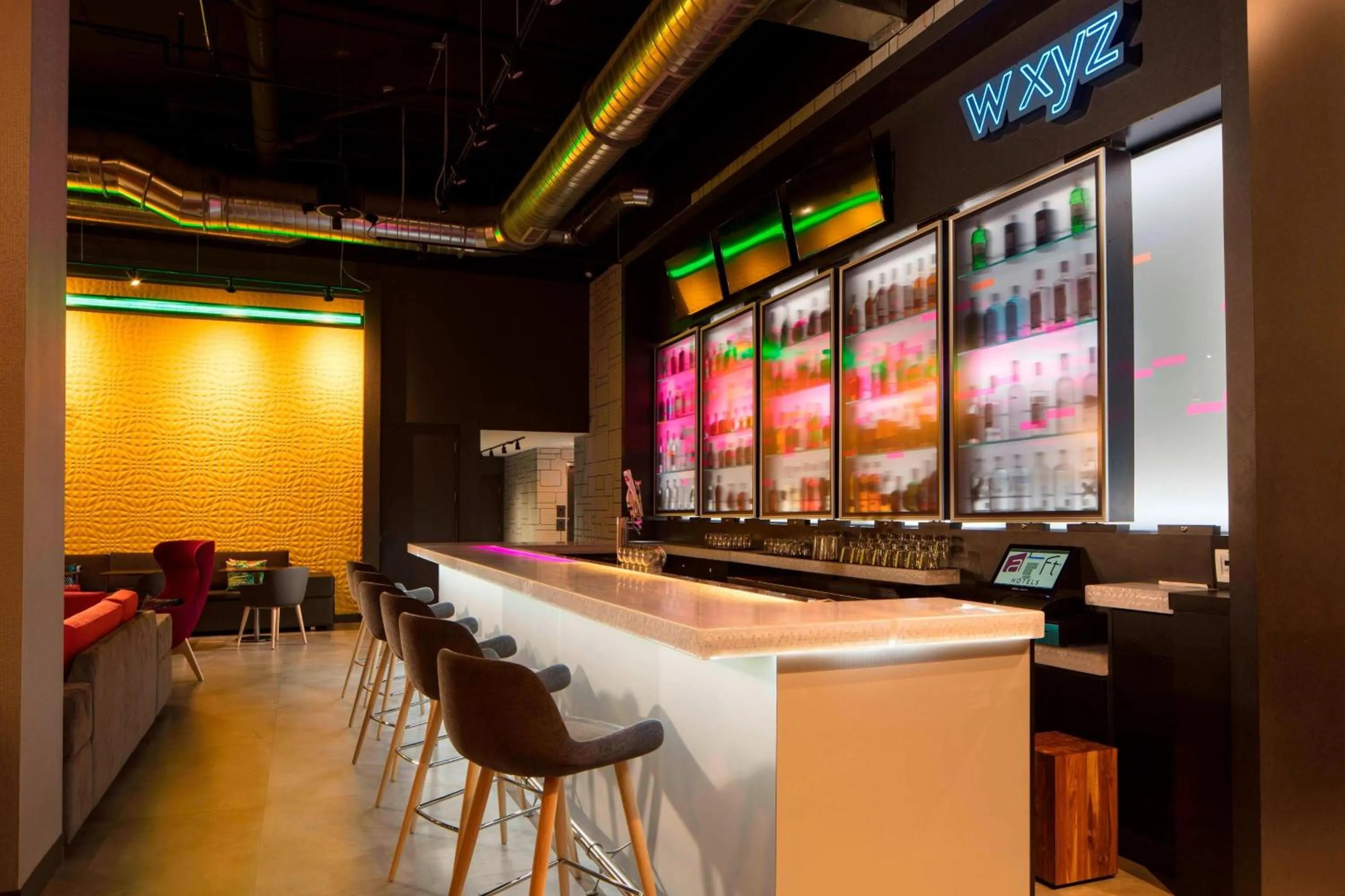 Lounge or bar in Aloft Coral Gables