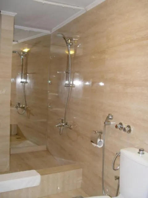 Shower in Royal Garden Hotel