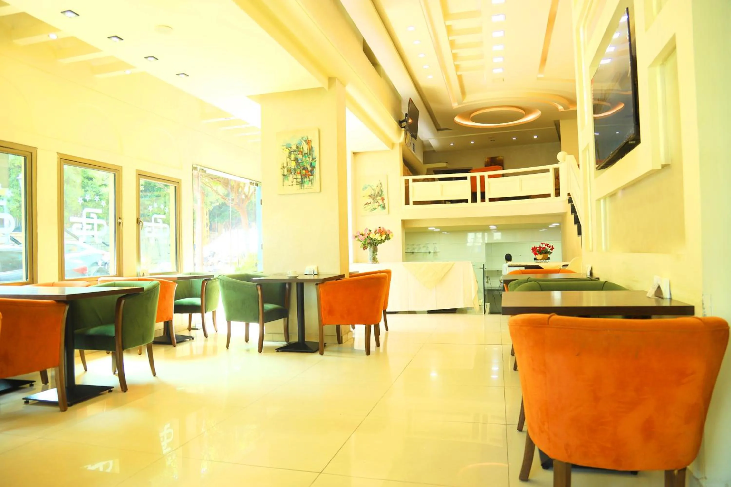 Restaurant/places to eat in Royal Garden Hotel